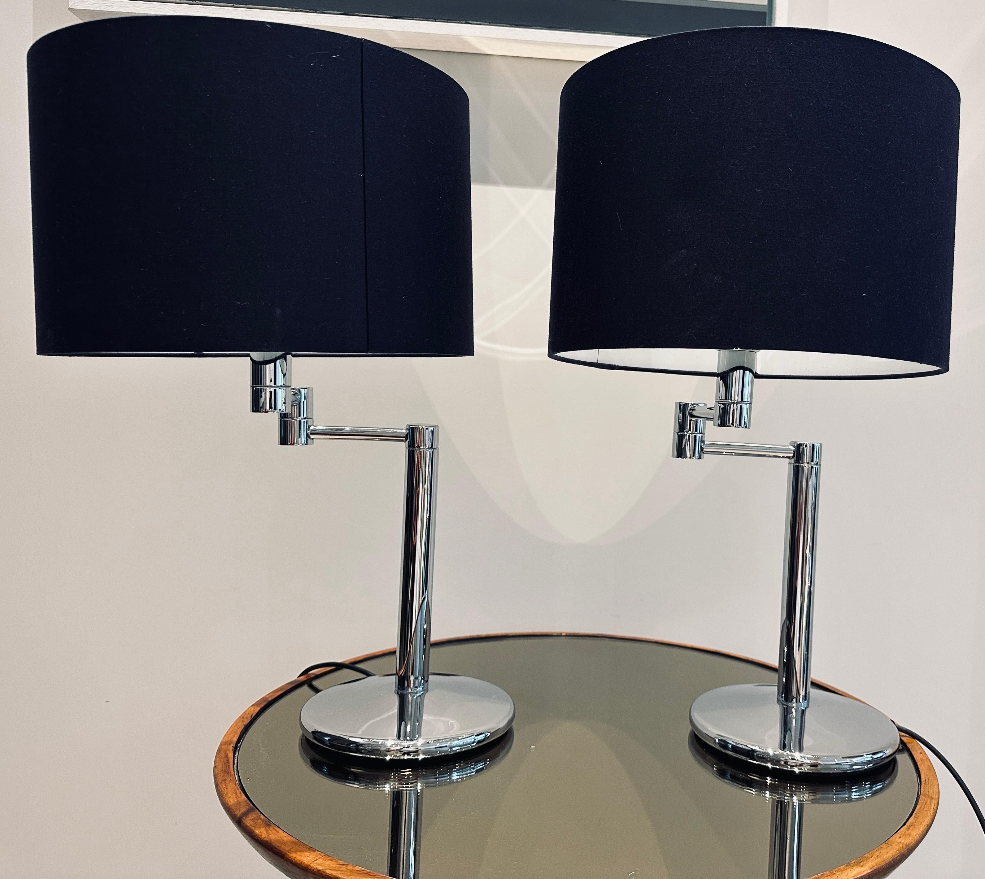 Polished Pair of 1970s American Walter Von Nessen Style Swing Arm Chrome Table Lamps For Sale