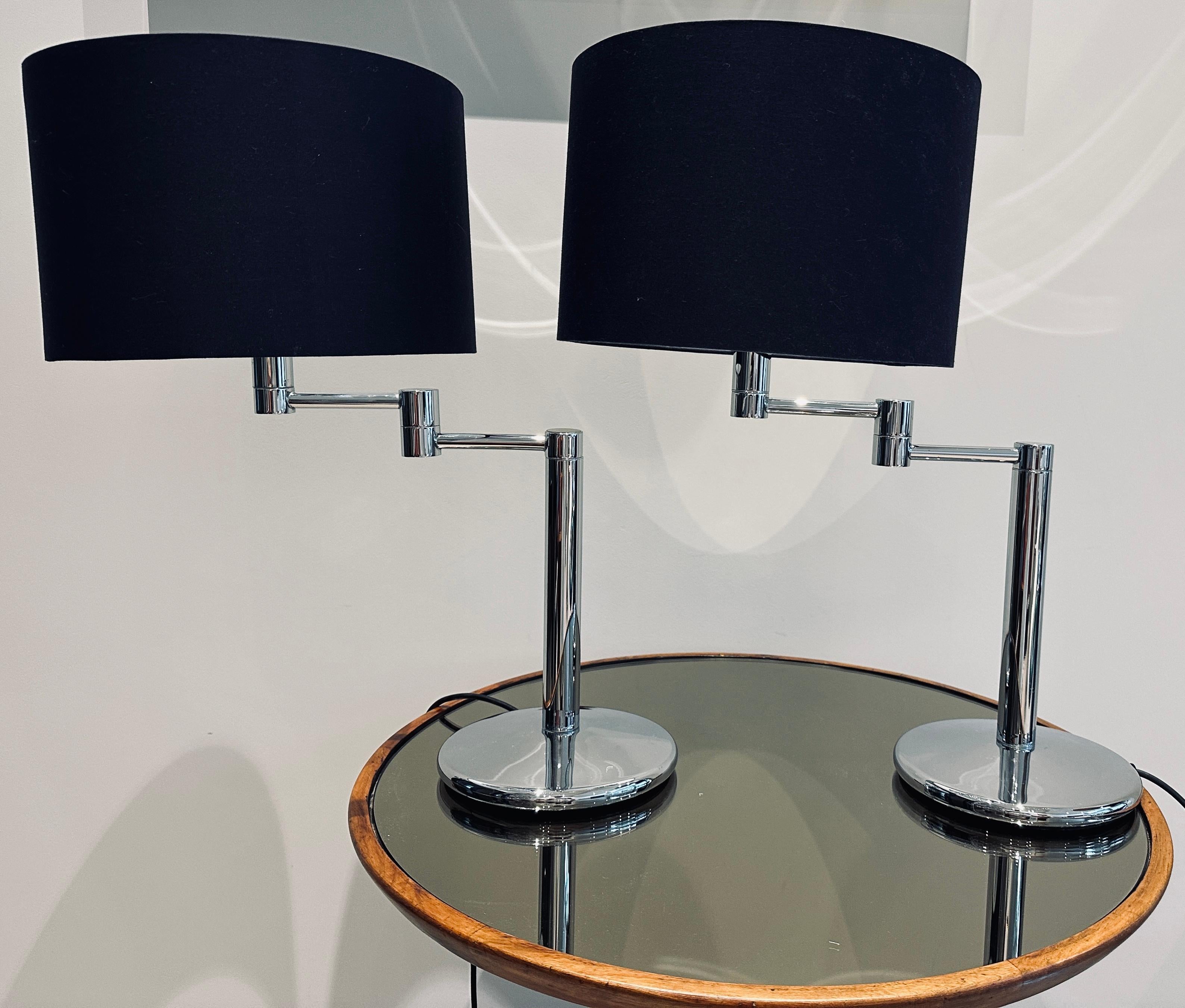 Pair of 1970s American Walter Von Nessen Style Swing Arm Chrome Table Lamps In Good Condition For Sale In London, GB