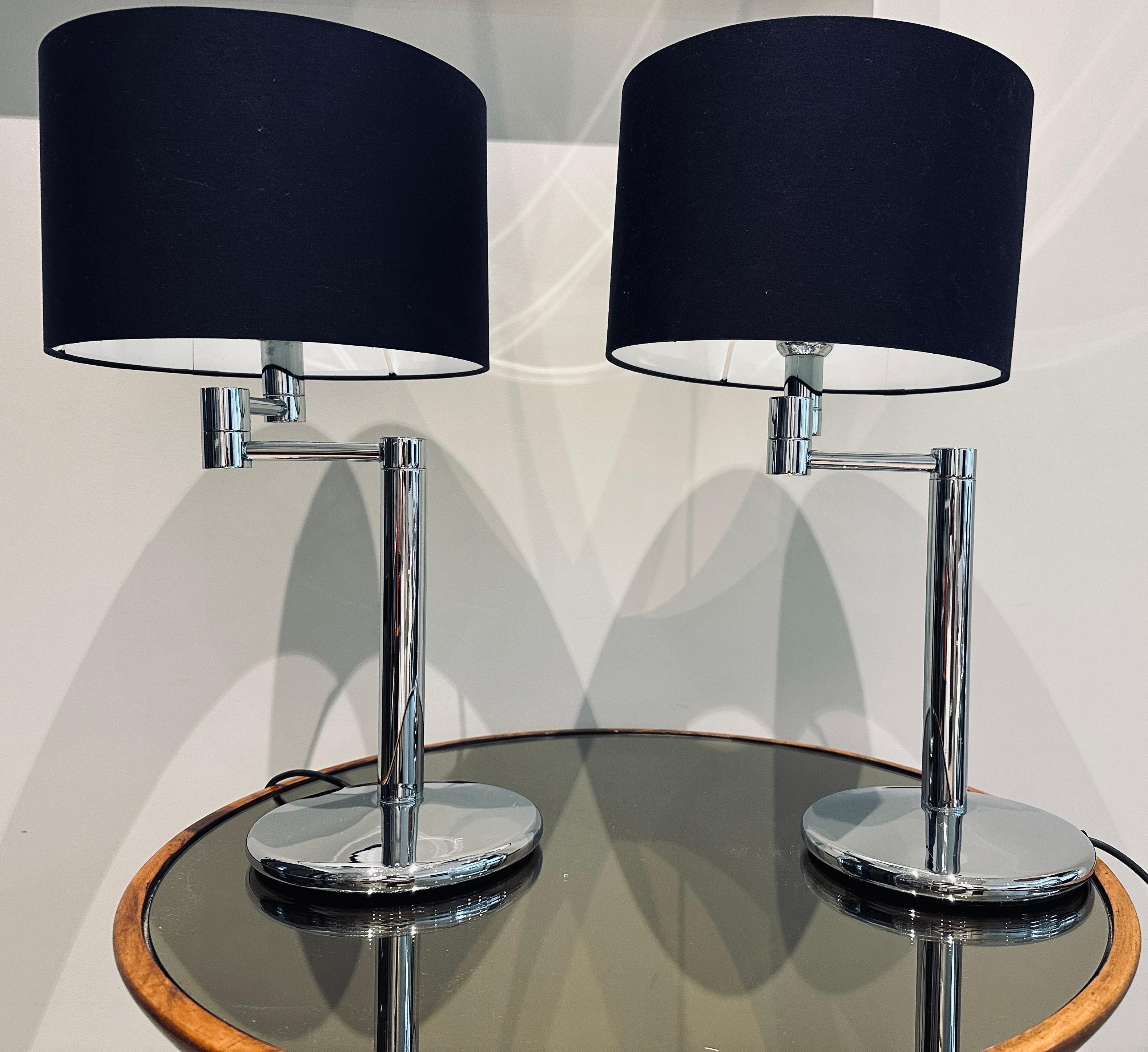20th Century Pair of 1970s American Walter Von Nessen Style Swing Arm Chrome Table Lamps For Sale