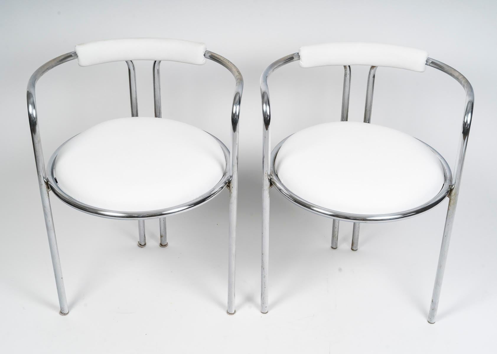 Coppia di poltrone anni '70 in metallo cromato ed ecopelle.

Coppia di poltrone in metallo cromato e finta pelle, design anni '70.
H. H. 67 cm, L. 52 cm, P. 46 cm.
