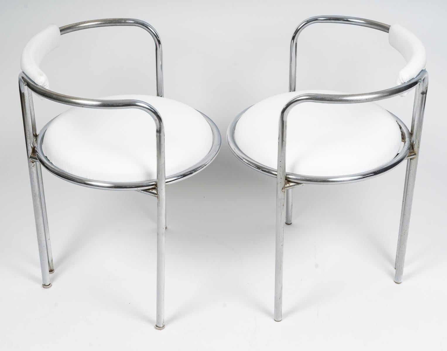 XX secolo Coppia di poltrone anni '70 in metallo cromato e finta pelle. in vendita