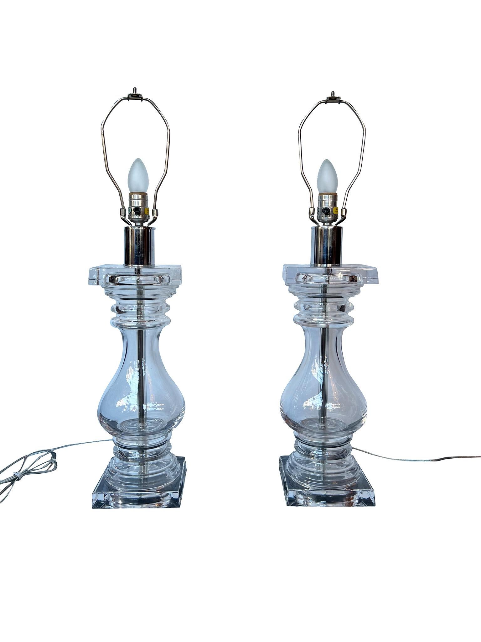 Moderne Paire de lampes en forme de balustre des années 1970 par Chapman Glass en vente