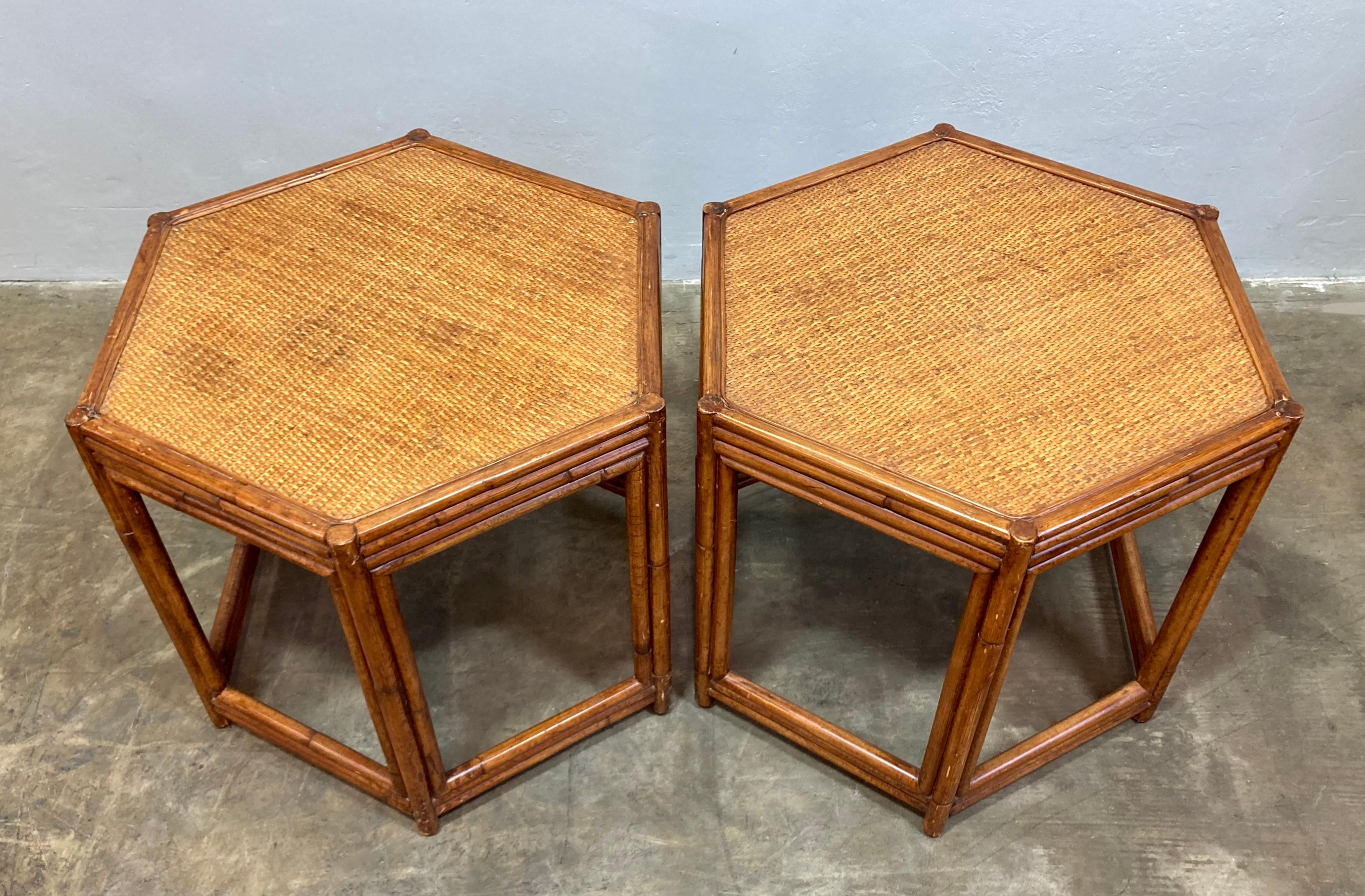 Ensemble de tables d'appoint hexagonales en bambou et rotin, datant des années 1970. Idéal pour un salon ou un patio bohème ou mid-century. Les deux tables sont en très bon état.  

Vendu en collaboration avec The Barony Collection (Los Angeles,