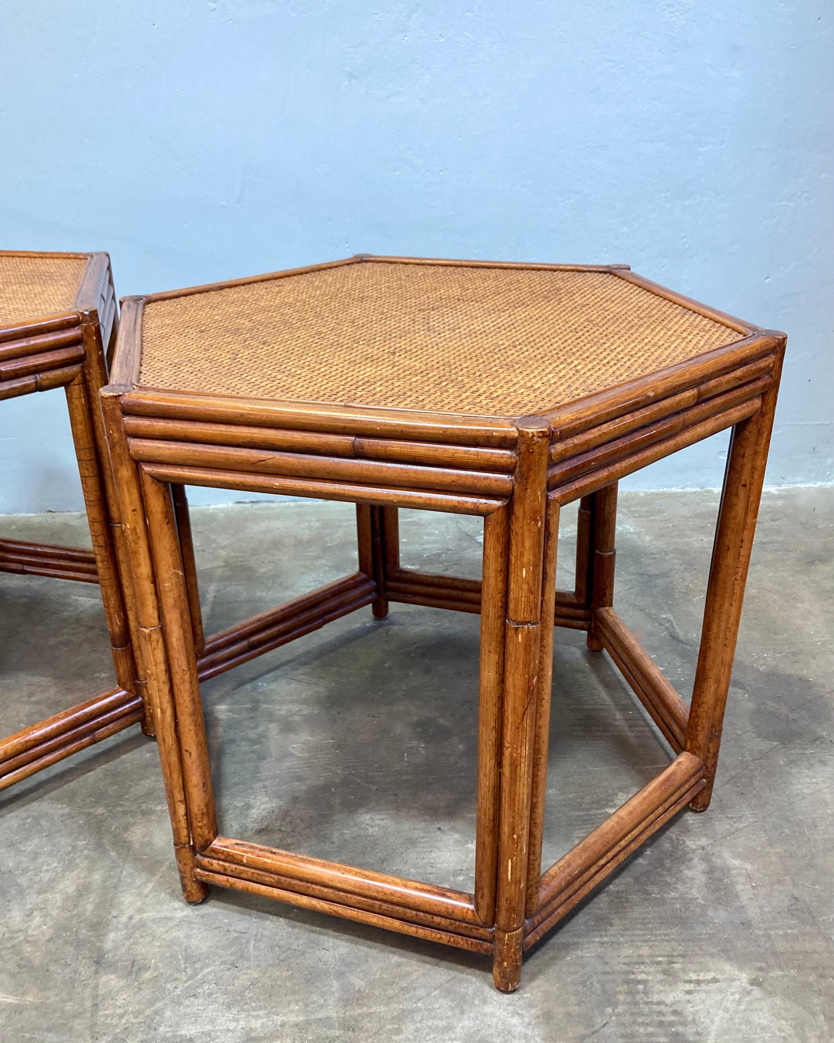 Chinoiseries Paire de tables d'appoint en bambou et rotin des années 1970 en vente