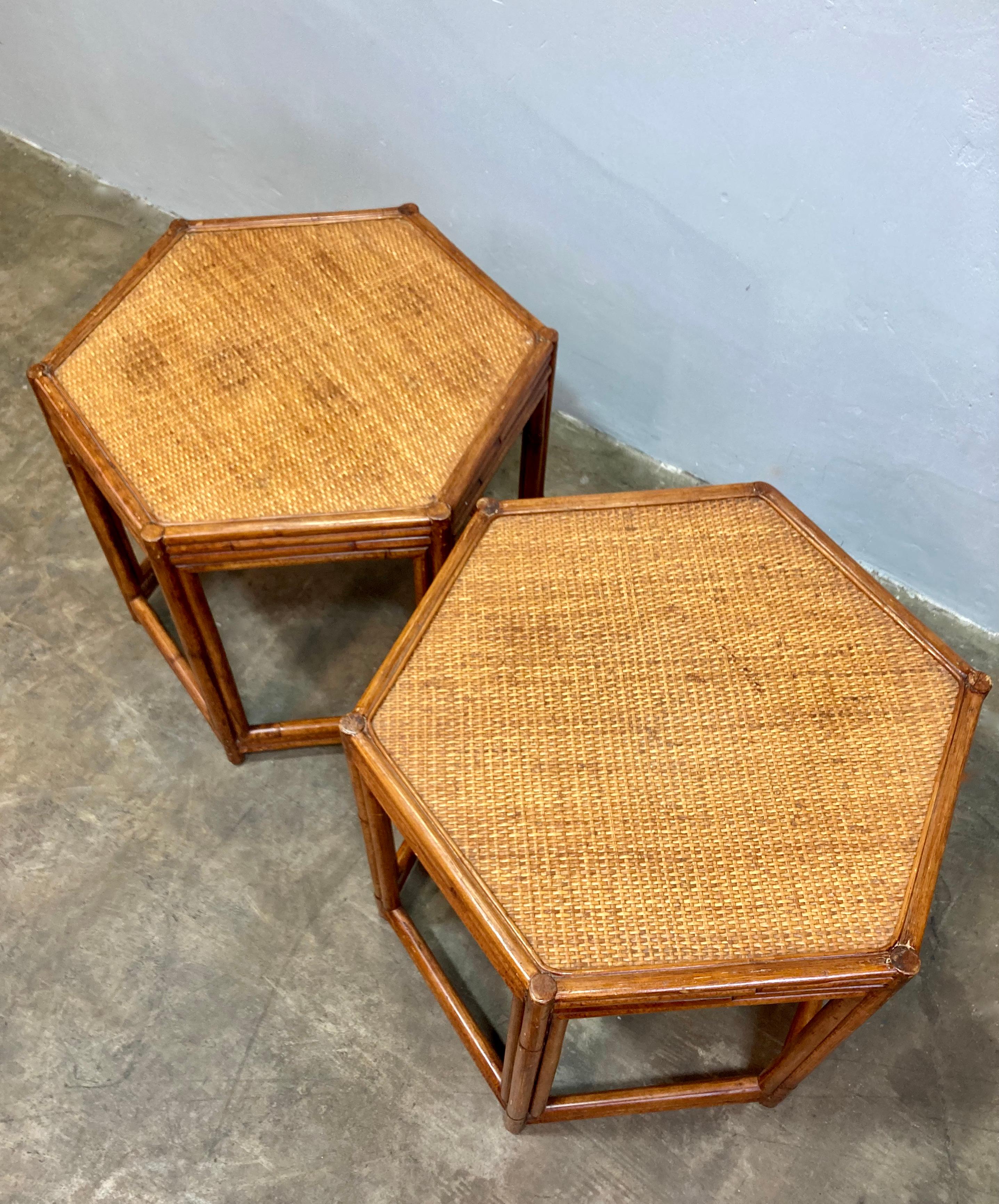 Paire de tables d'appoint en bambou et rotin des années 1970 Bon état - En vente à Alhambra, CA