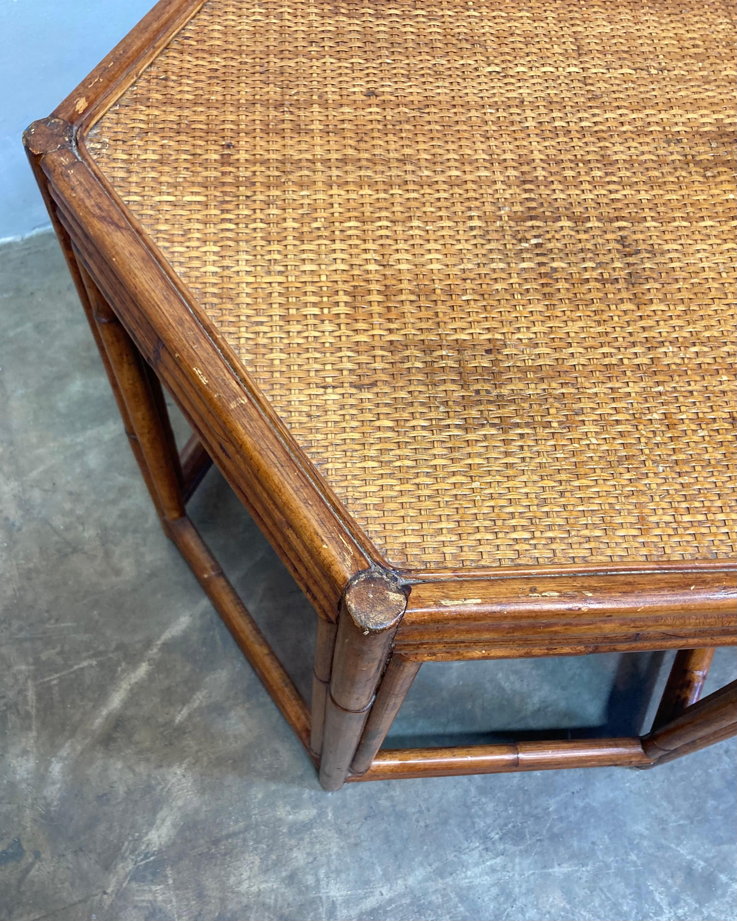 Fin du 20e siècle Paire de tables d'appoint en bambou et rotin des années 1970 en vente