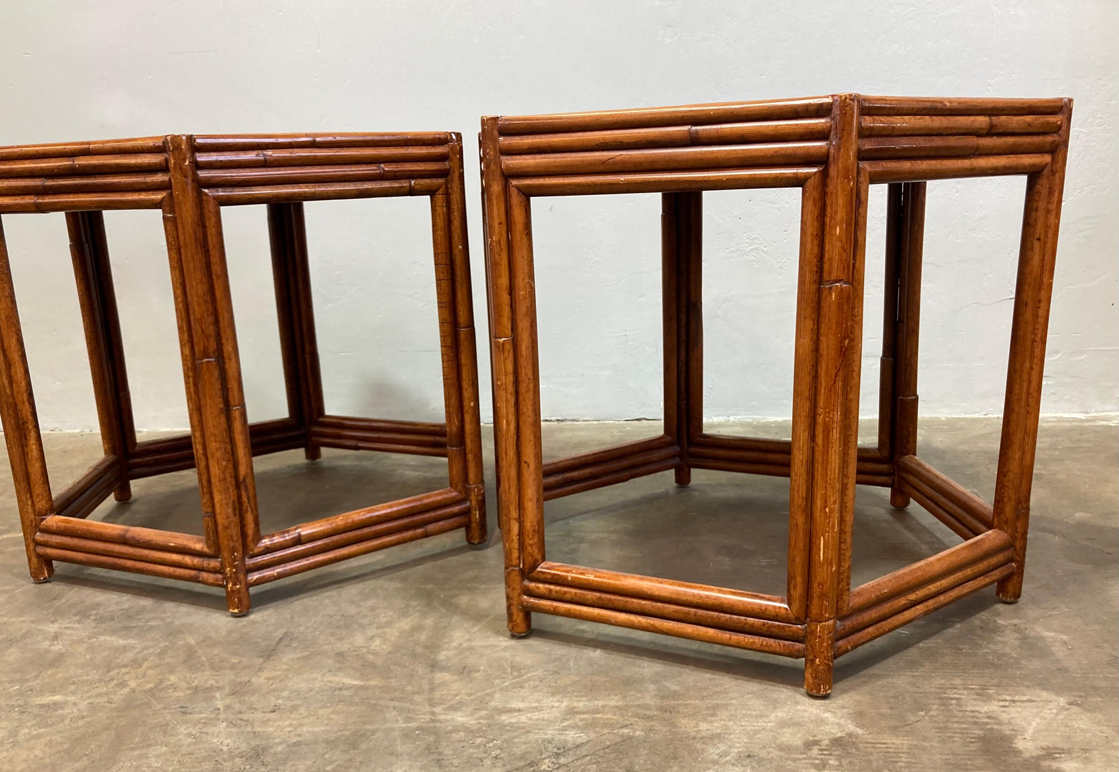 Bambou Paire de tables d'appoint en bambou et rotin des années 1970 en vente