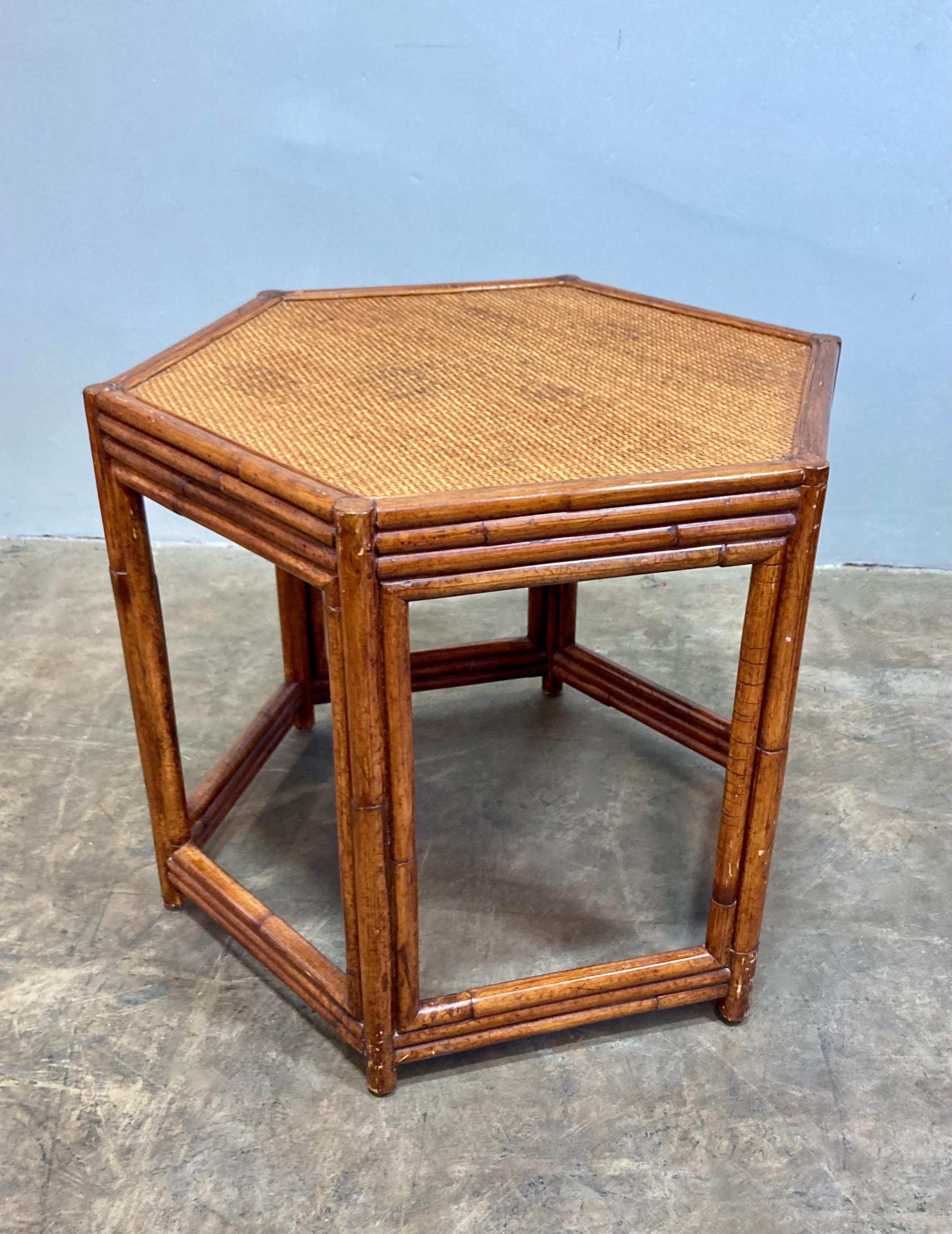 Paire de tables d'appoint en bambou et rotin des années 1970 en vente 1
