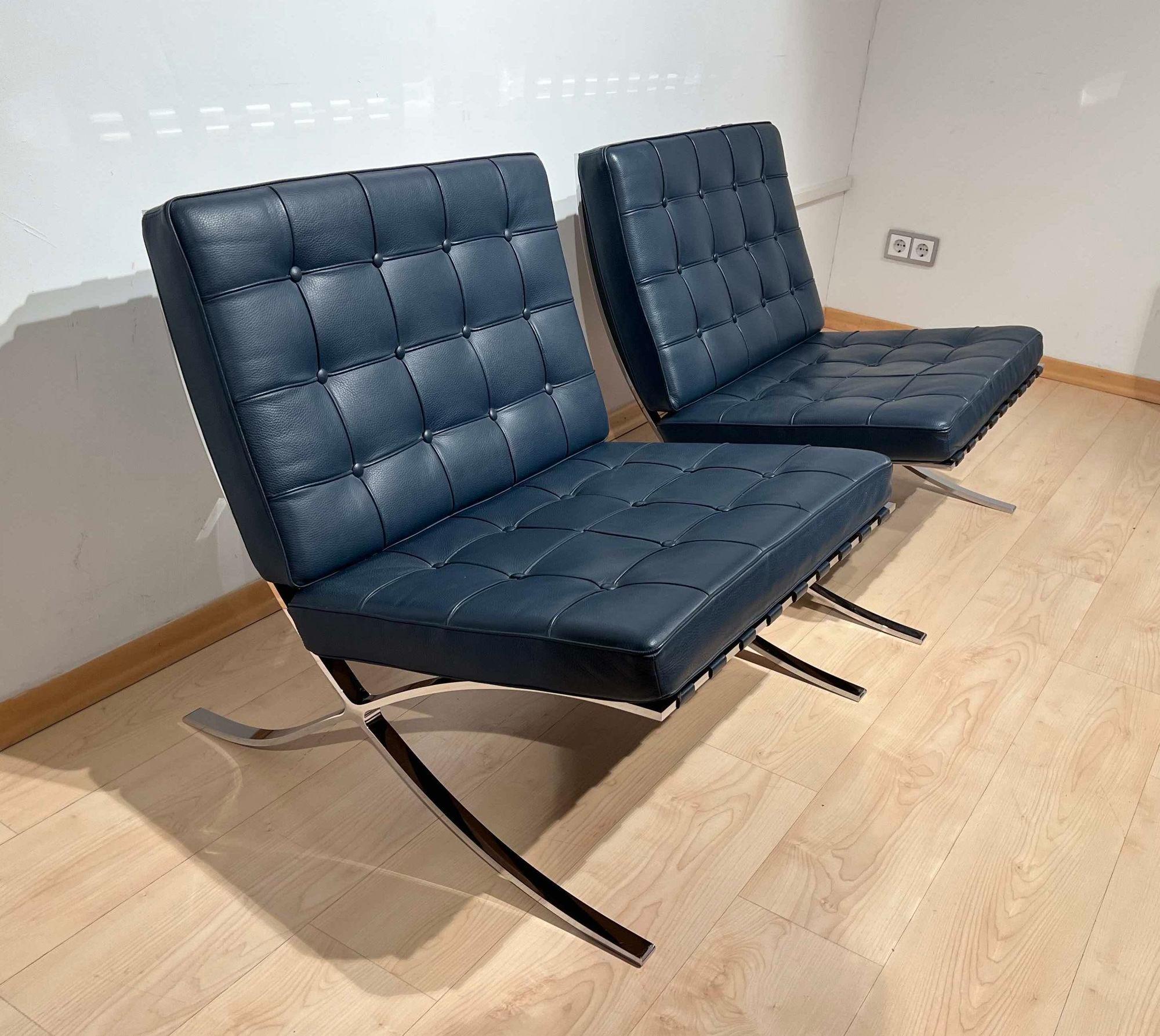 Pair of 1970s Barcelona Lounge Chairs by Mies van der Rohe in Blue Leather In Good Condition In Regensburg, DE