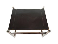 Paire d'ottomans en cuir et acier chromé de style Bauhaus des années 1970