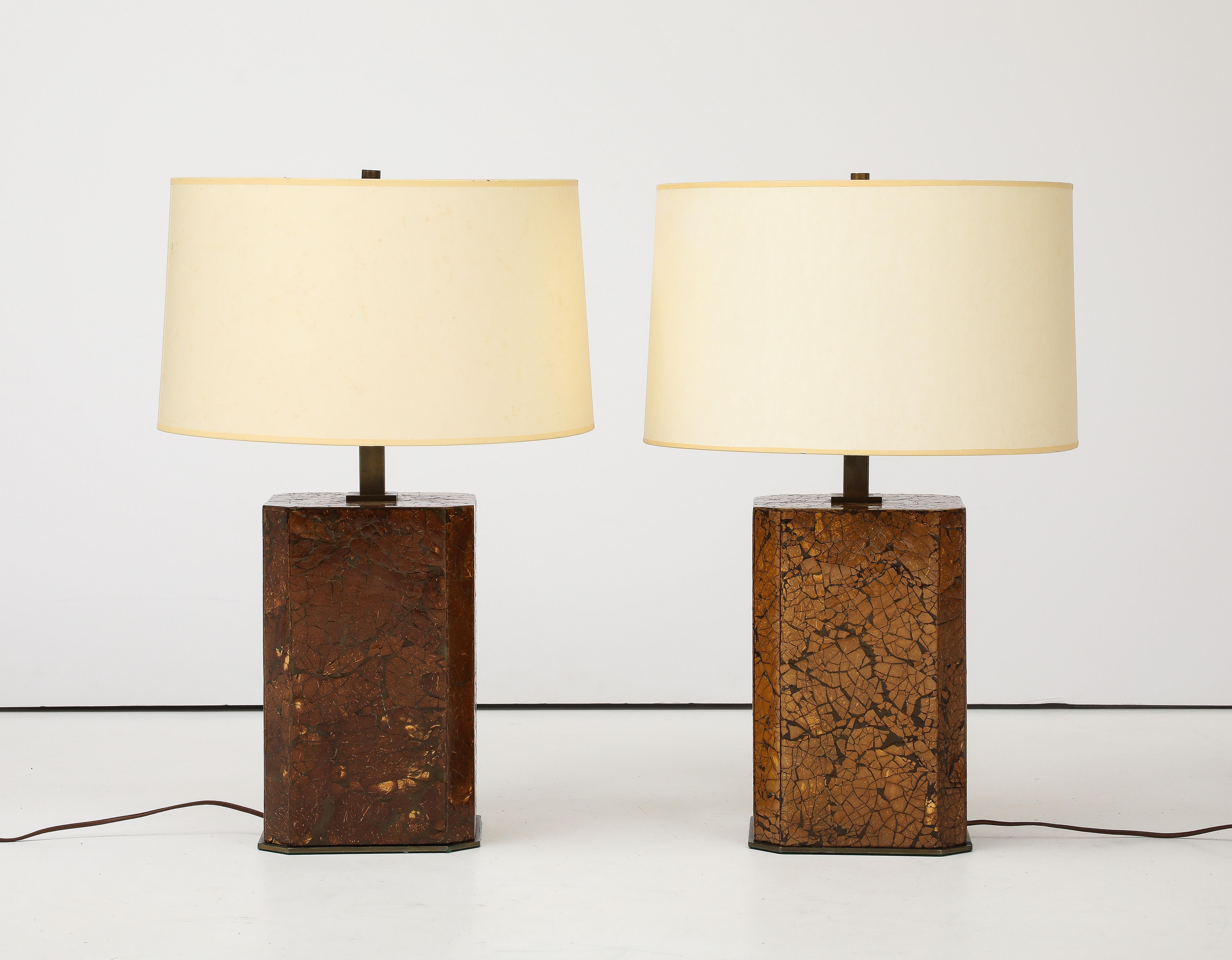 Mid-Century moderno Coppia di lampade con guscio di cocco degli anni '70, splendidamente realizzate. in vendita