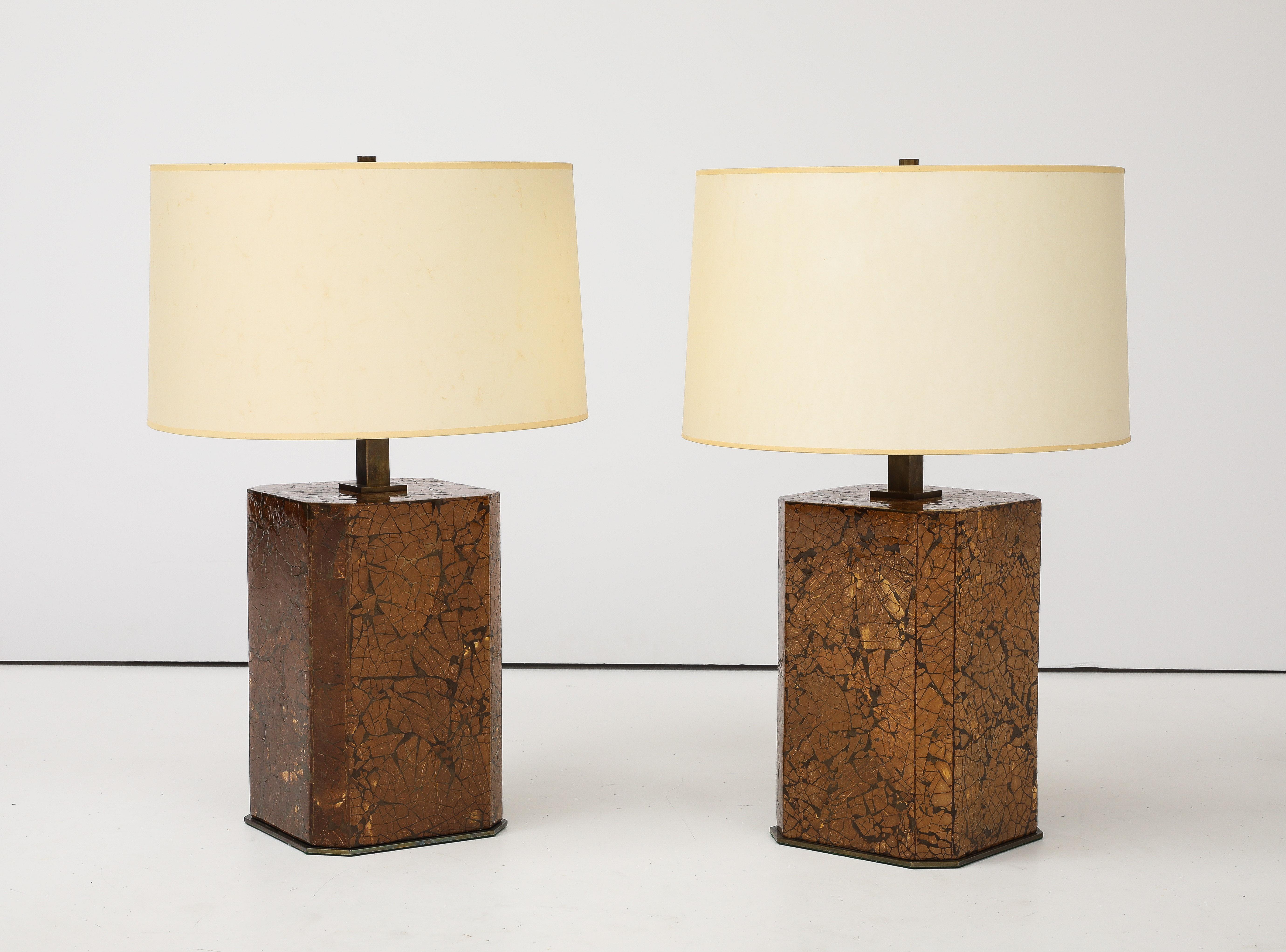 Americano Coppia di lampade con guscio di cocco degli anni '70, splendidamente realizzate. in vendita