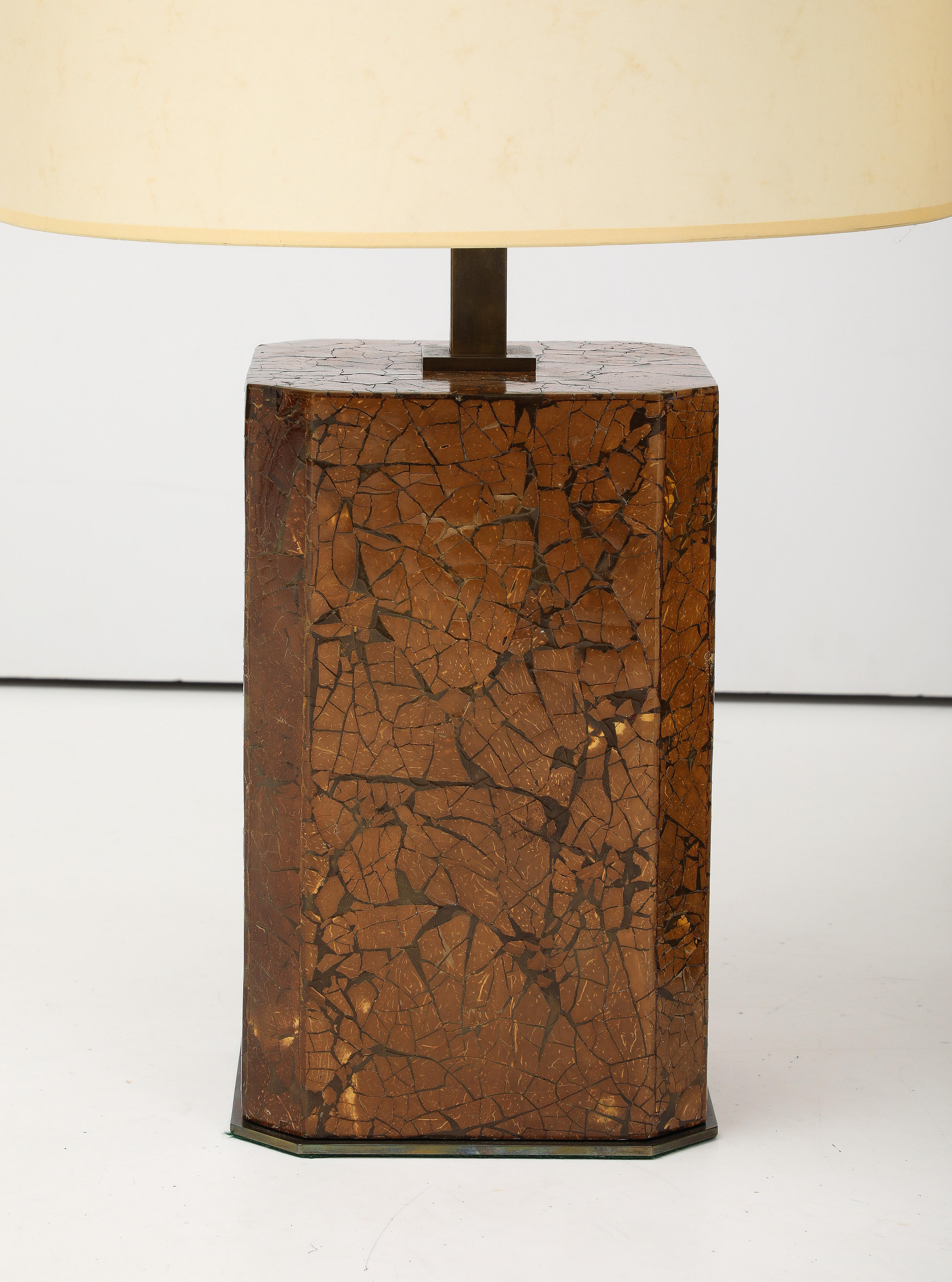 Coppia di lampade con guscio di cocco degli anni '70, splendidamente realizzate. in vendita 1