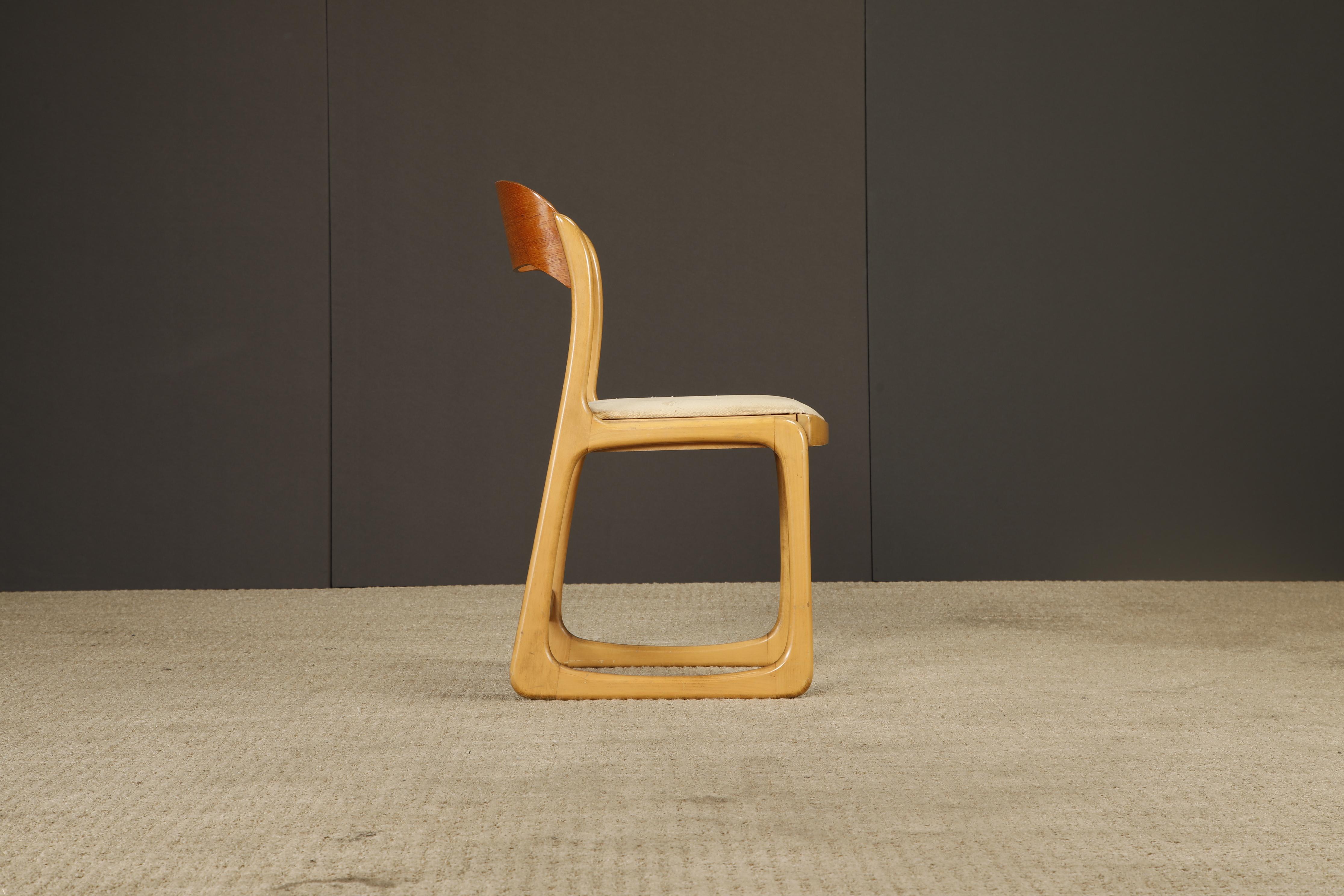 Coppia di sedie in legno curvato degli anni '70 e di ottomane in canne di Baumann France, firmate in vendita 3