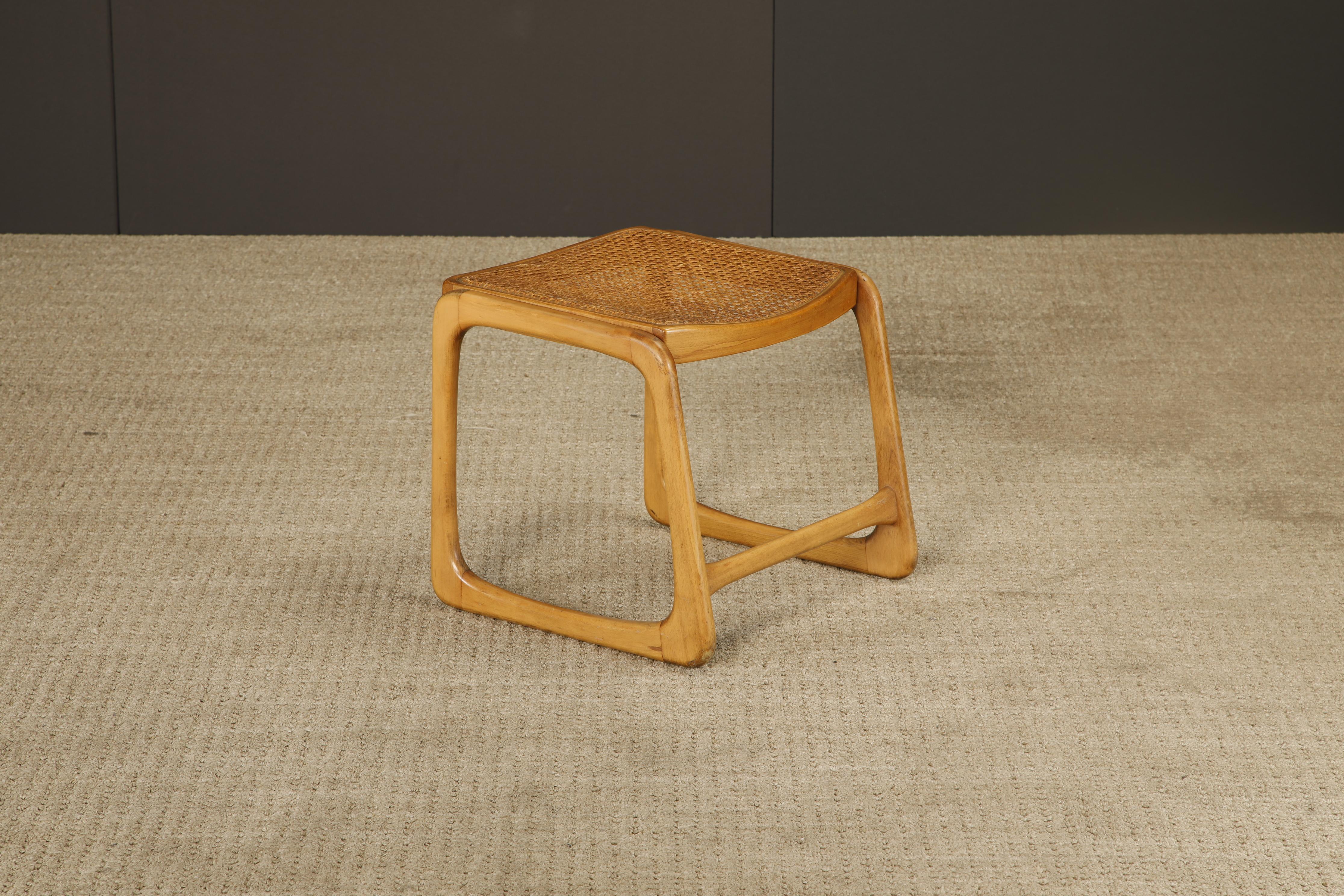 Coppia di sedie in legno curvato degli anni '70 e di ottomane in canne di Baumann France, firmate in vendita 7