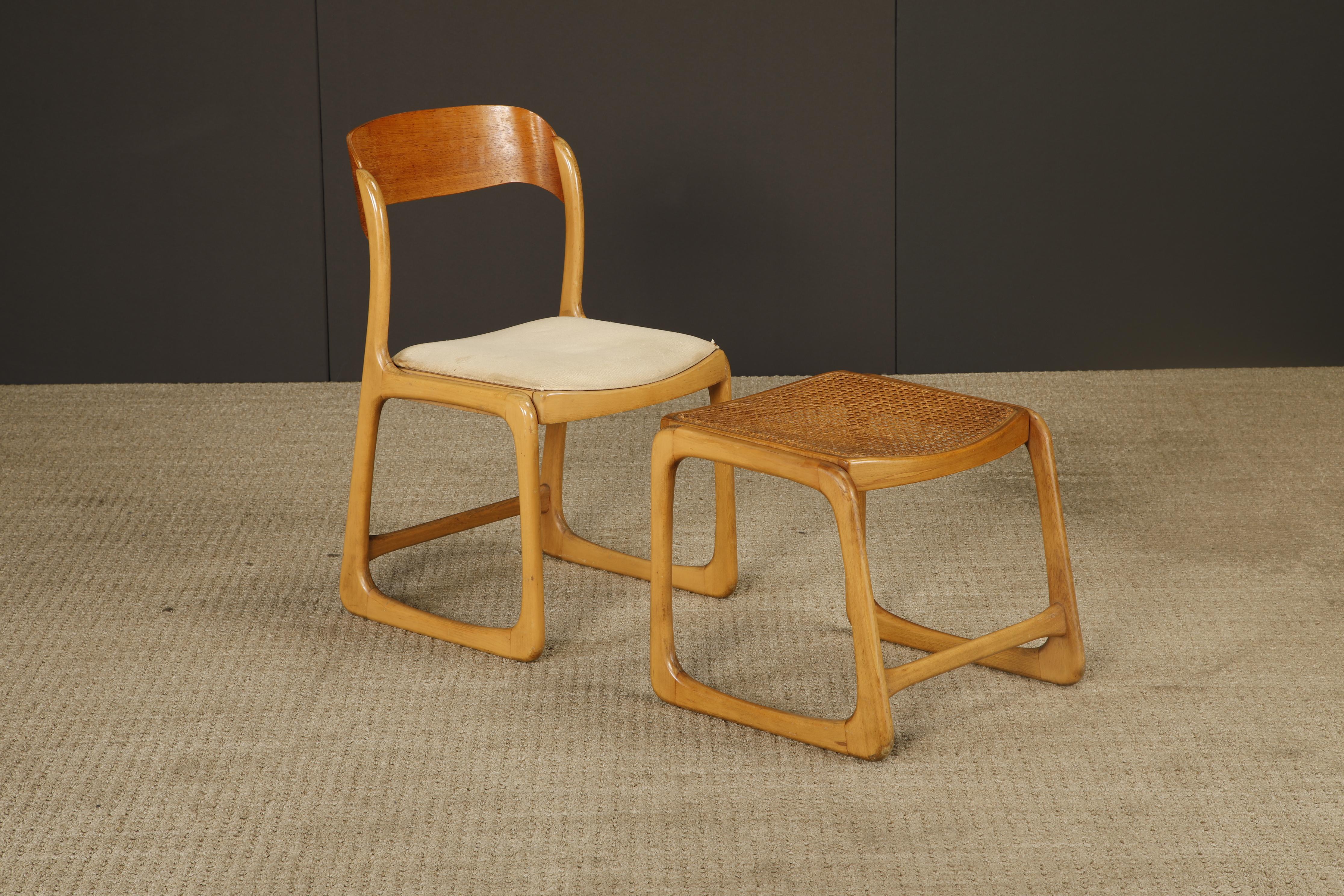 Coppia di sedie in legno curvato degli anni '70 e di ottomane in canne di Baumann France, firmate in vendita 10