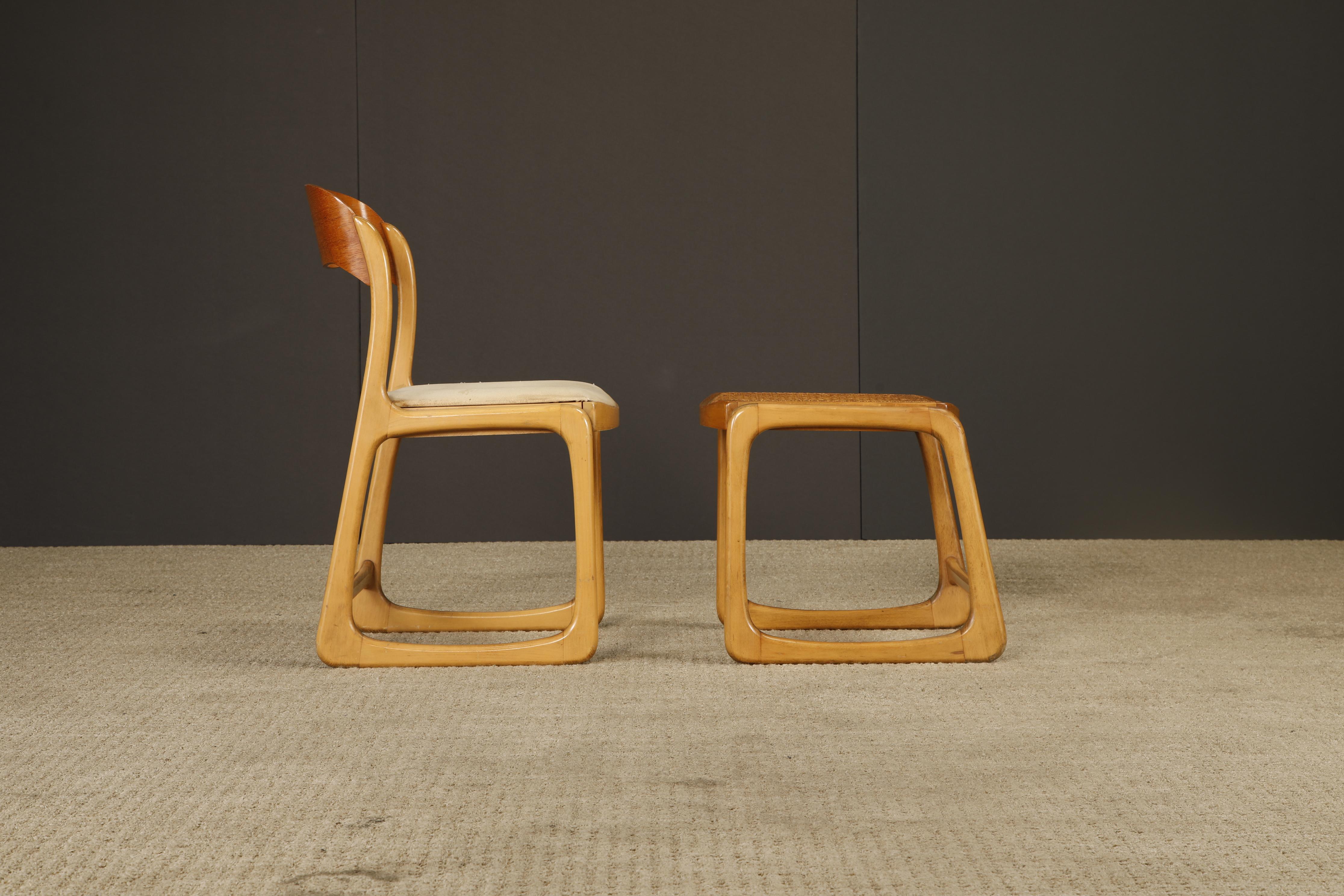Coppia di sedie in legno curvato degli anni '70 e di ottomane in canne di Baumann France, firmate in vendita 11