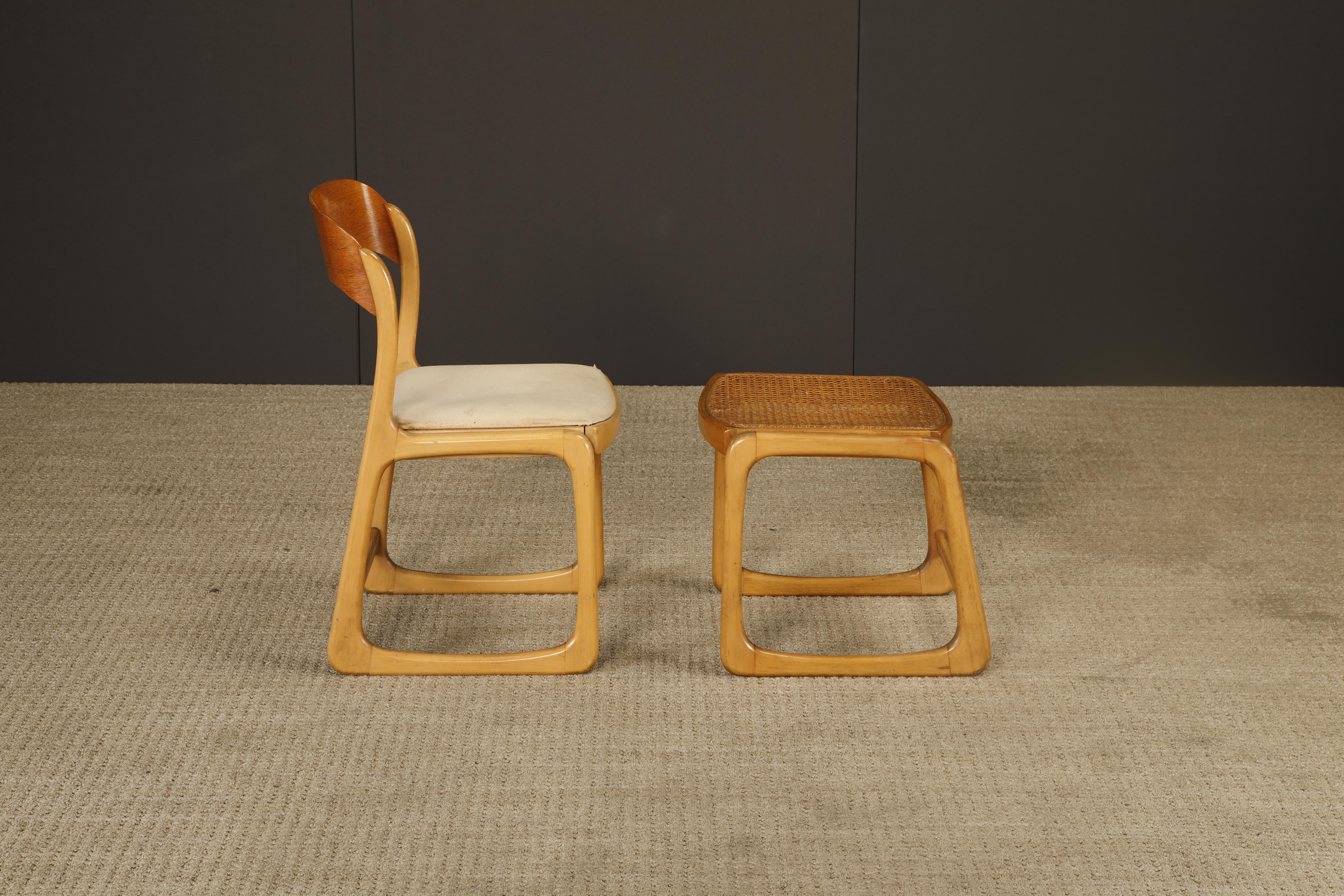 Coppia di sedie in legno curvato degli anni '70 e di ottomane in canne di Baumann France, firmate in vendita 12