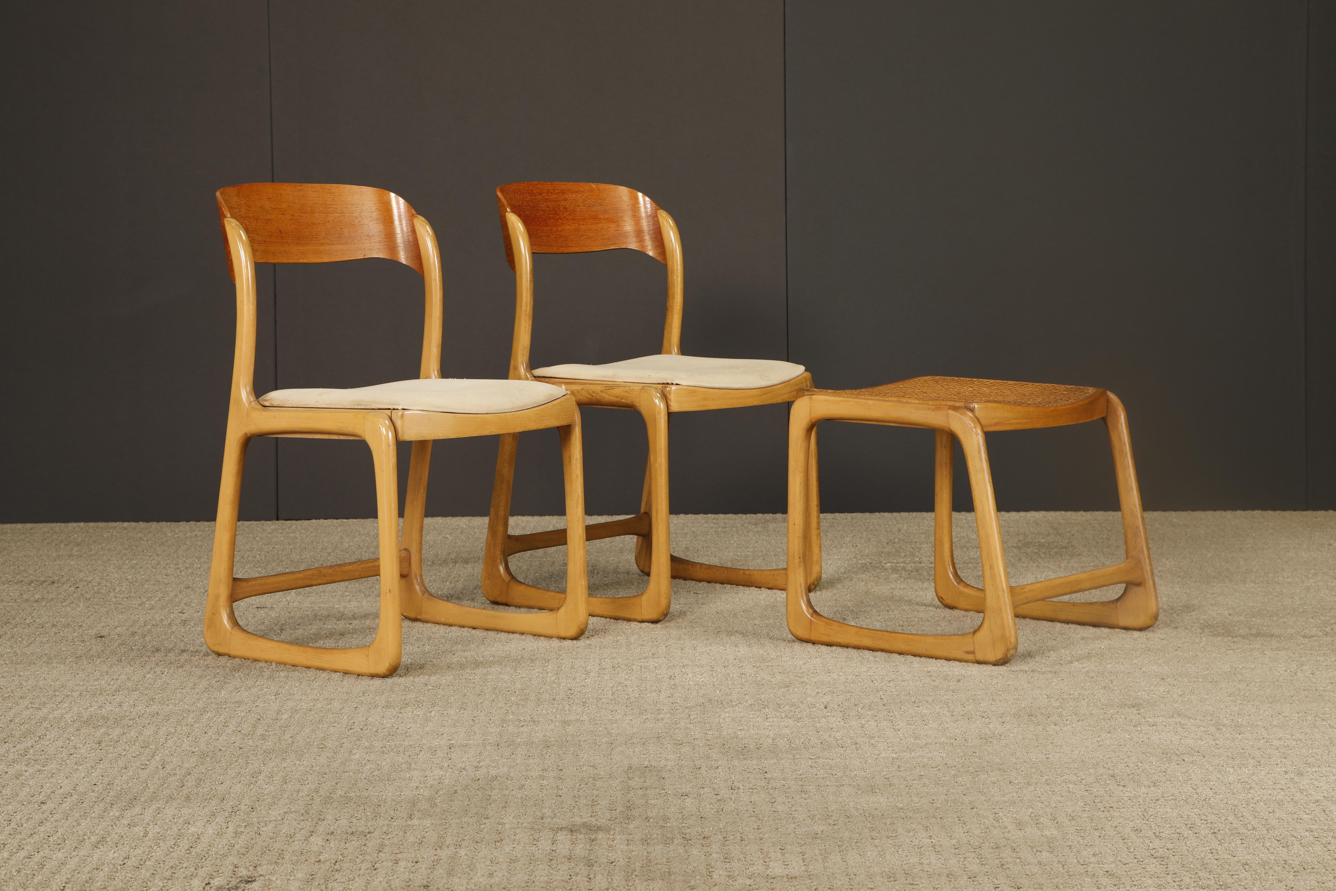 Una bella coppia di poltrone e pouf di Baumann France, anni '70 circa. Queste sedie in legno curvato in stile Moller sono caratterizzate da uno schienale curvo in legno curvato, sedute imbottite per le sedie e sedile a canne sul pouf che funziona