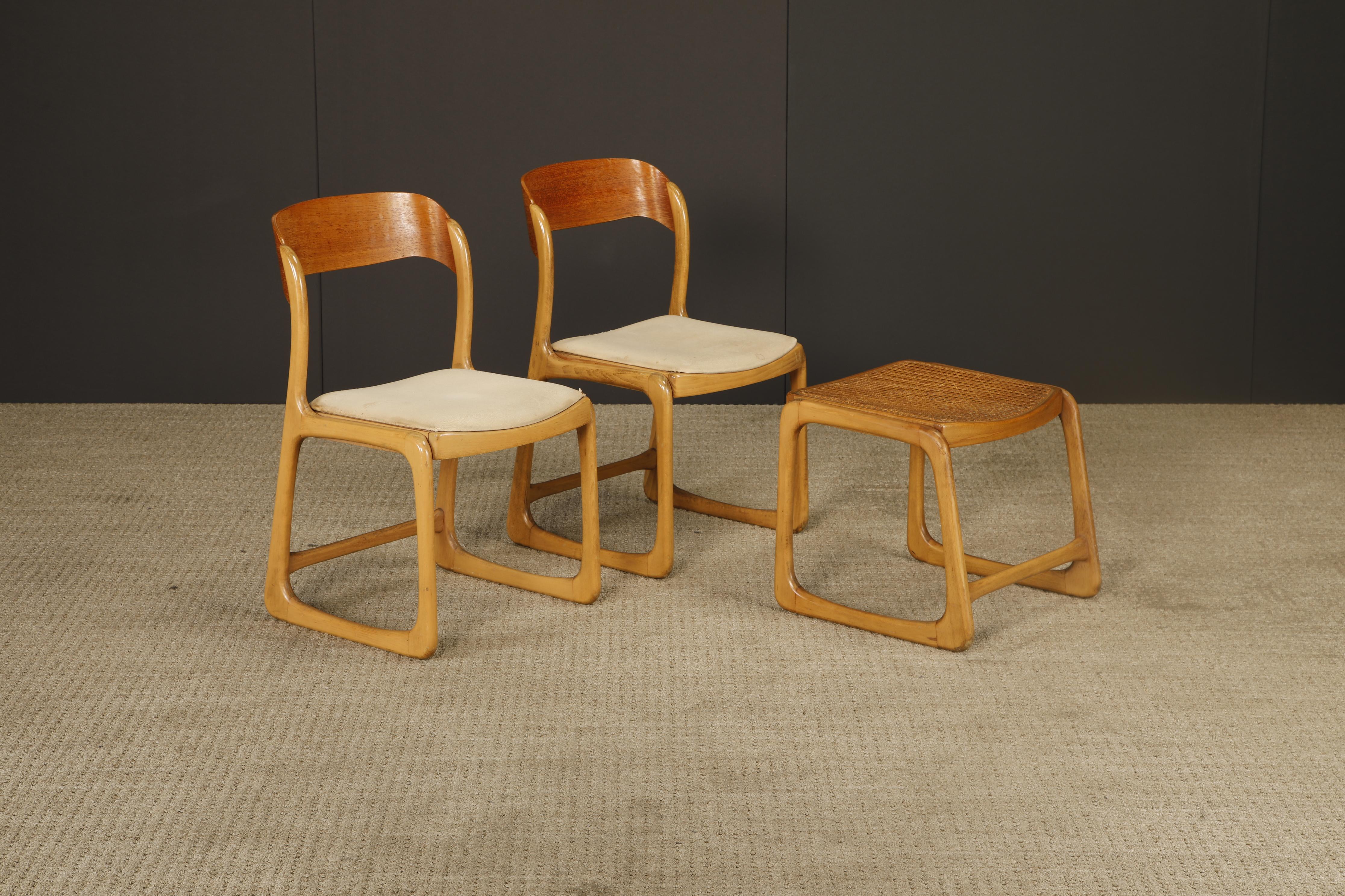 Moderno Coppia di sedie in legno curvato degli anni '70 e di ottomane in canne di Baumann France, firmate in vendita