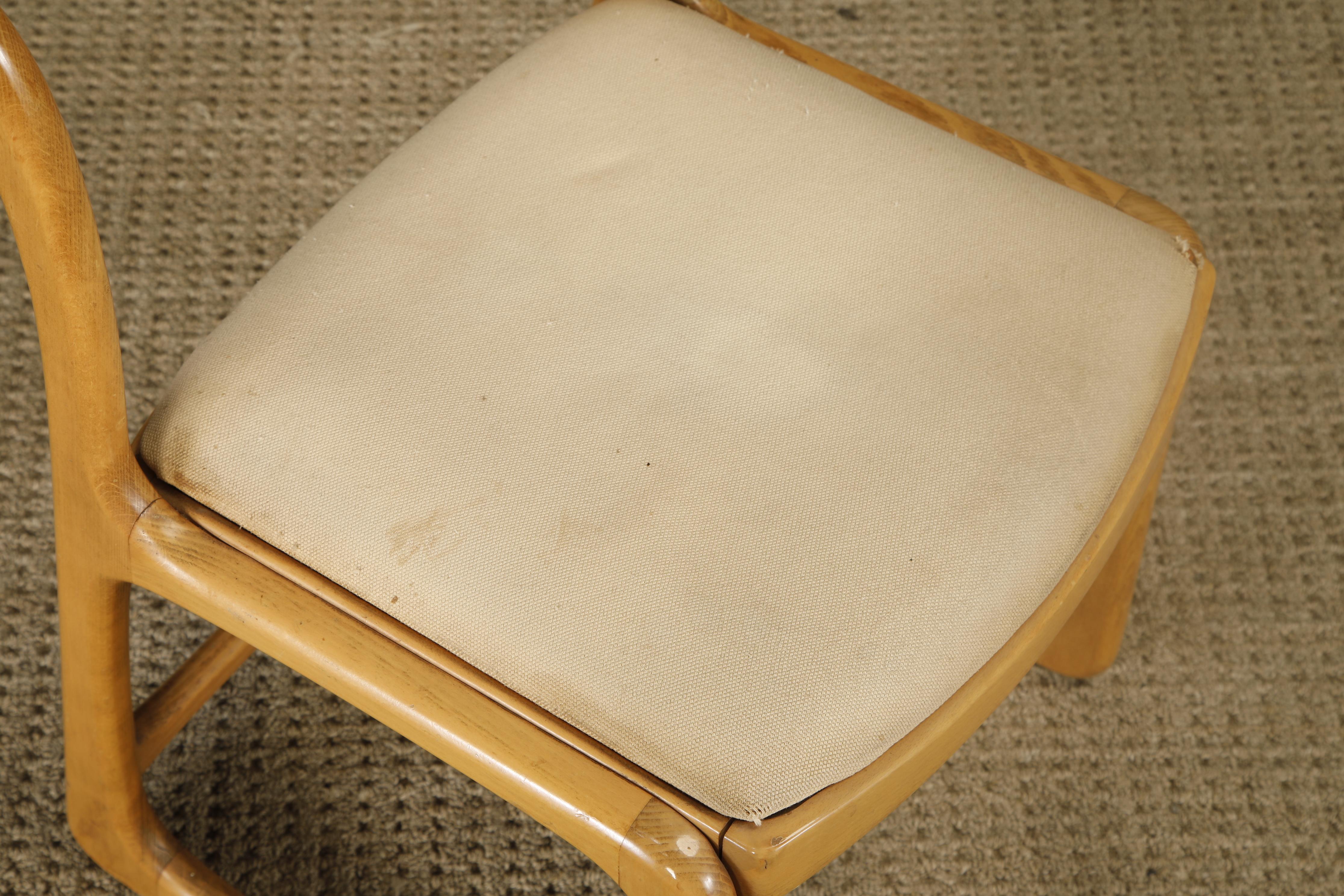 Tessuto Coppia di sedie in legno curvato degli anni '70 e di ottomane in canne di Baumann France, firmate in vendita