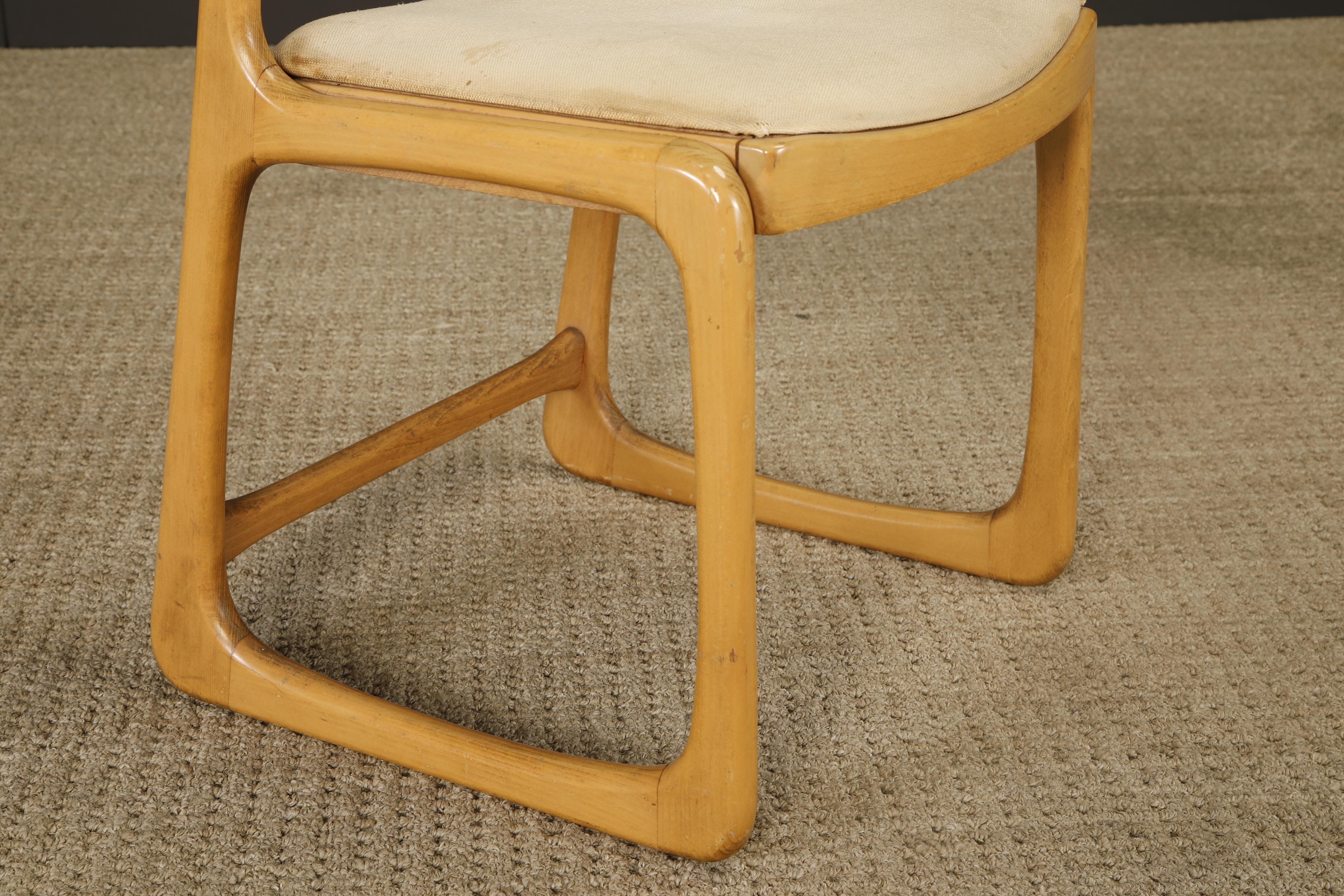 Coppia di sedie in legno curvato degli anni '70 e di ottomane in canne di Baumann France, firmate in vendita 1