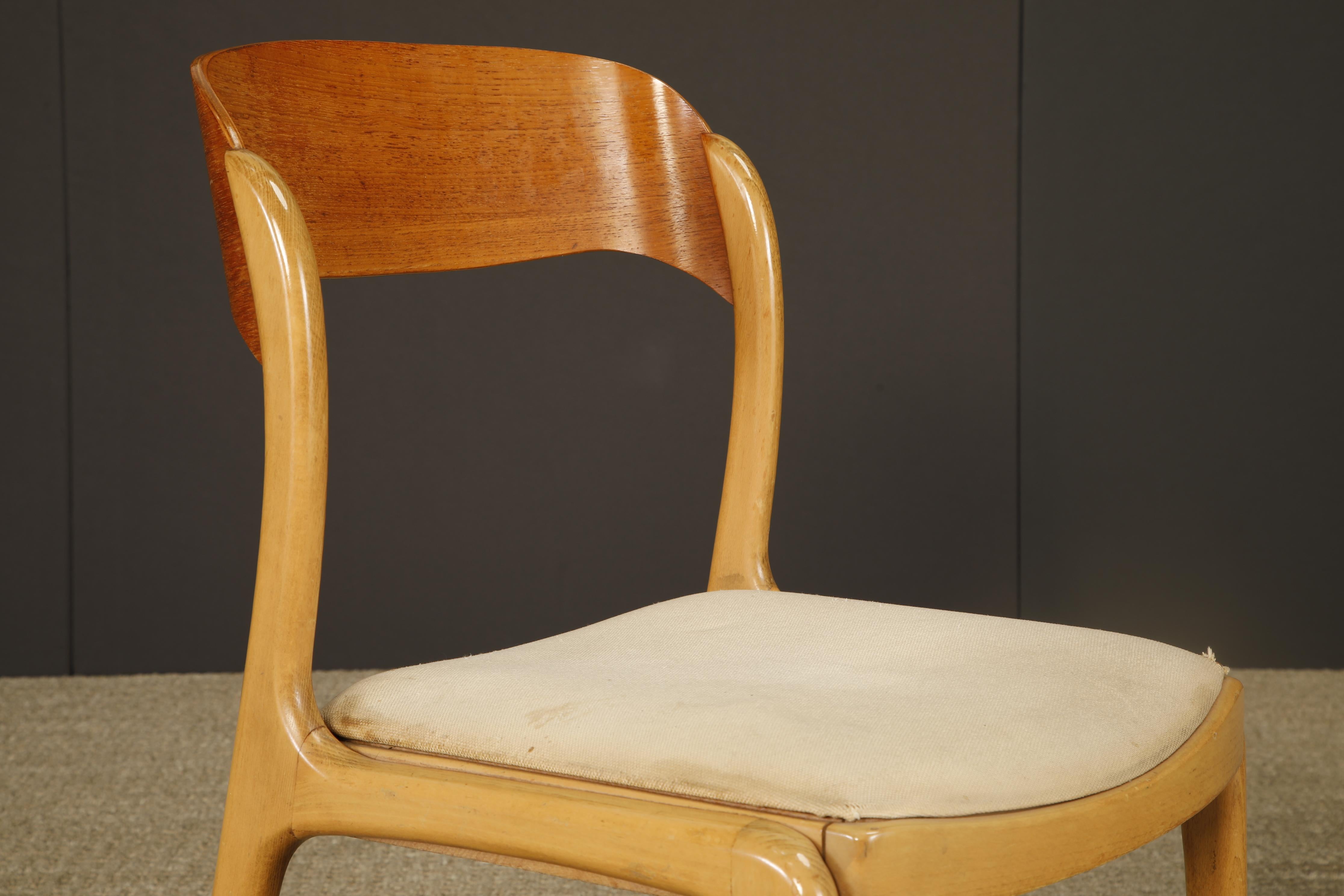 Coppia di sedie in legno curvato degli anni '70 e di ottomane in canne di Baumann France, firmate in vendita 2