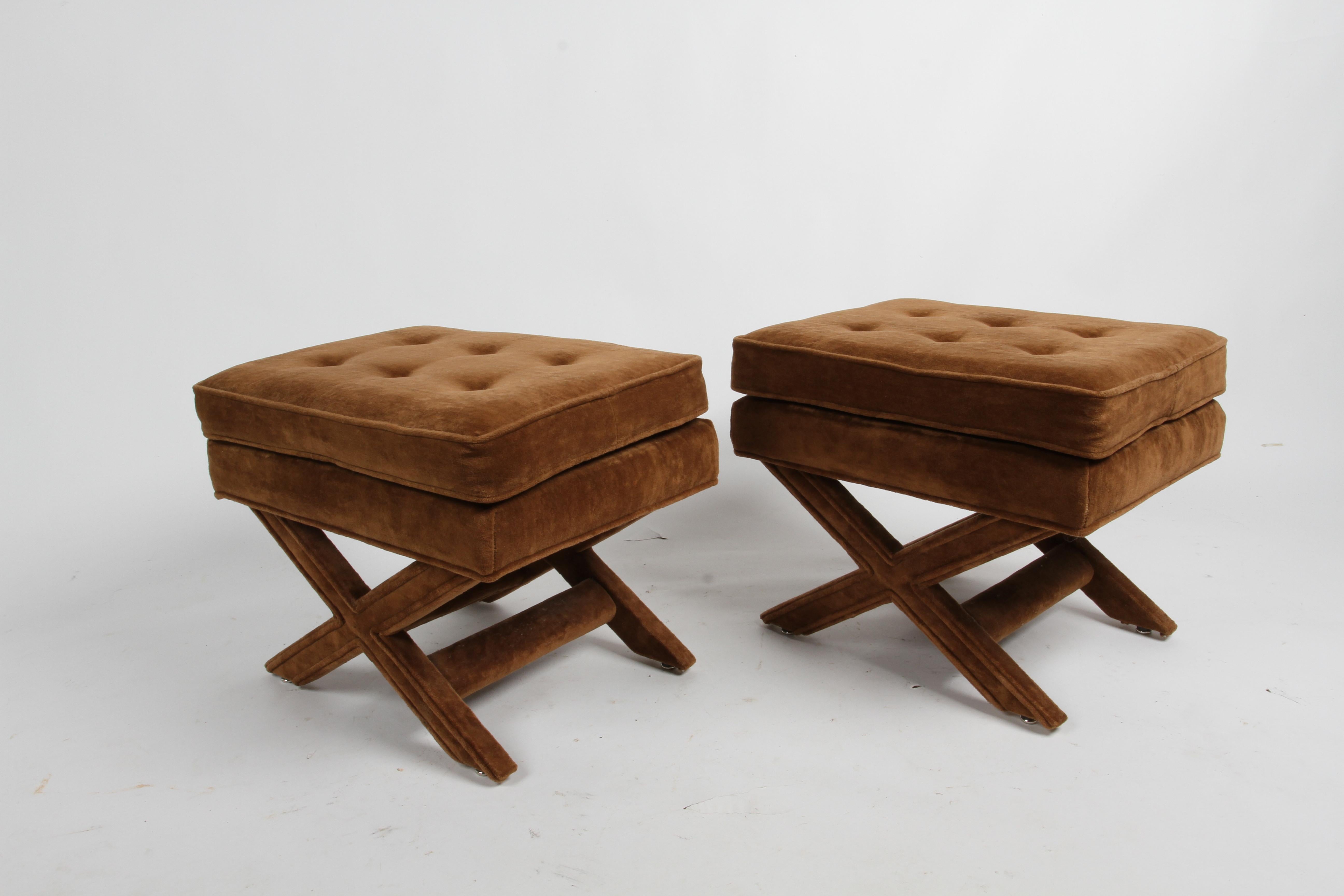 Hollywood Regency Pair of 1970s Billy Baldwin Style Brown Velvet Upholstered x Stools or Ottomans For Sale