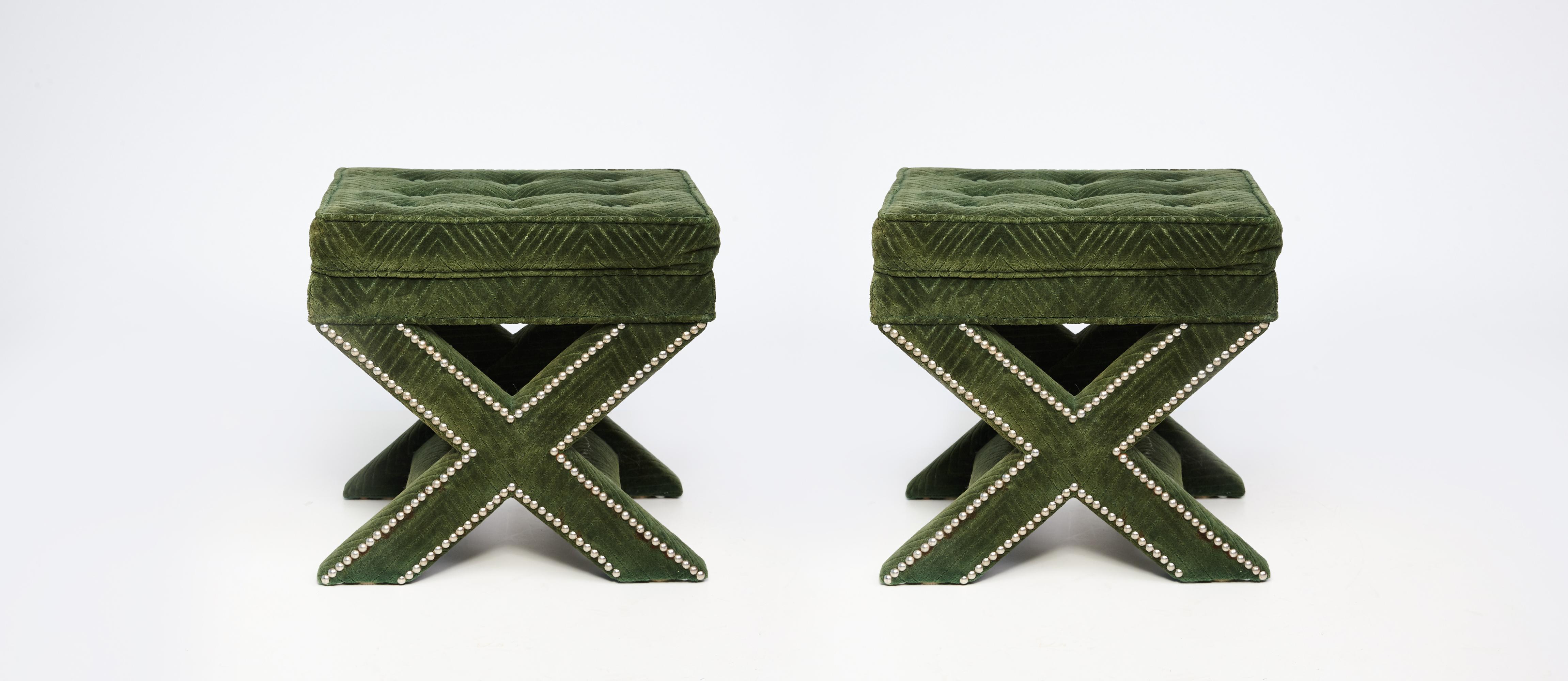 Pair of 1970s Billy Baldwin Style X Green Emerald Stools im Zustand „Gut“ in Saint Louis, MO