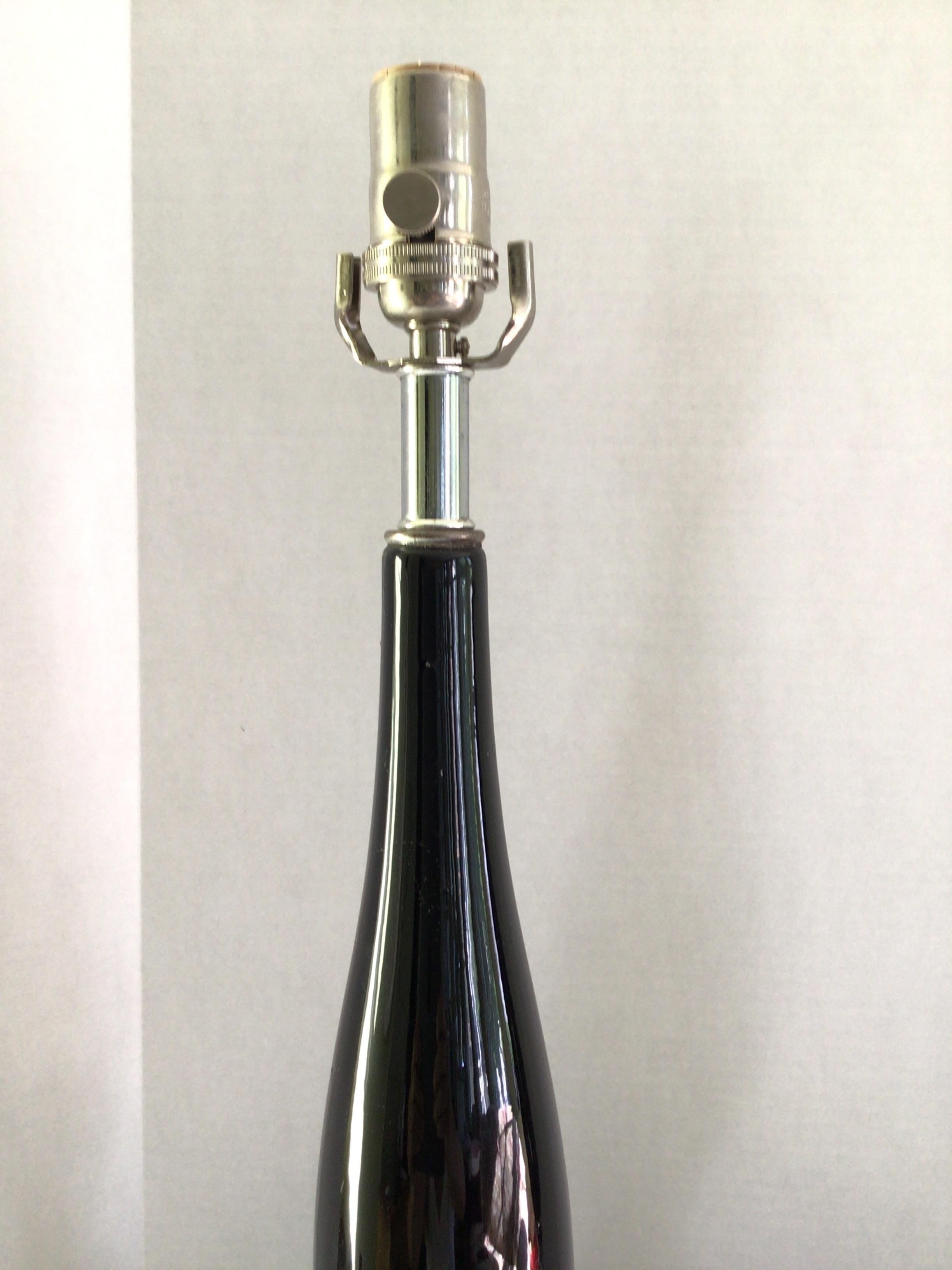 Coppia di lampade a bottiglia Genie in porcellana smaltata nera e cromo degli anni '70
Altezza fino alla presa di corrente: 28
