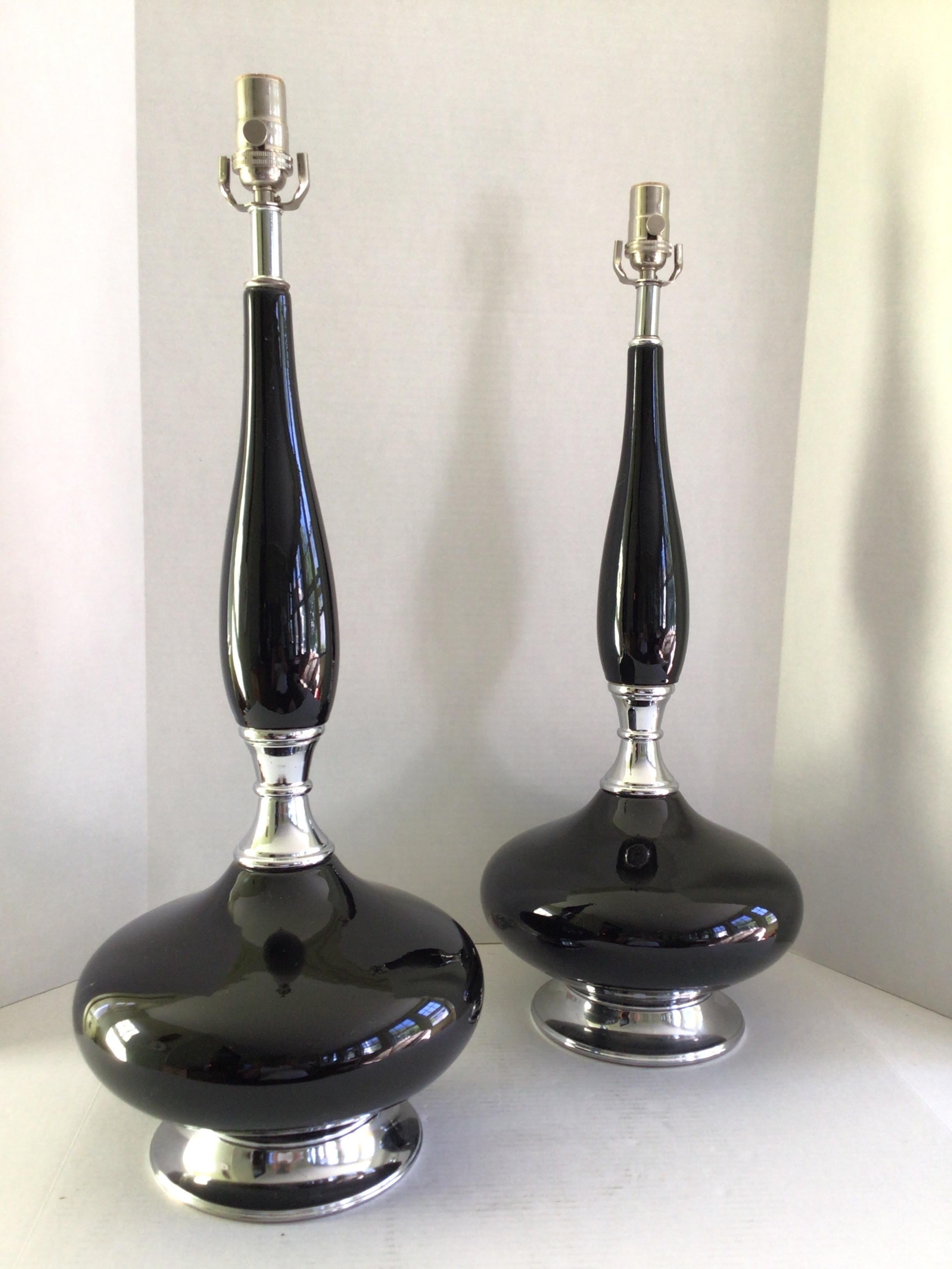 Coppia di lampade a bottiglia Genie degli anni '70 in nero e cromo in vendita 2