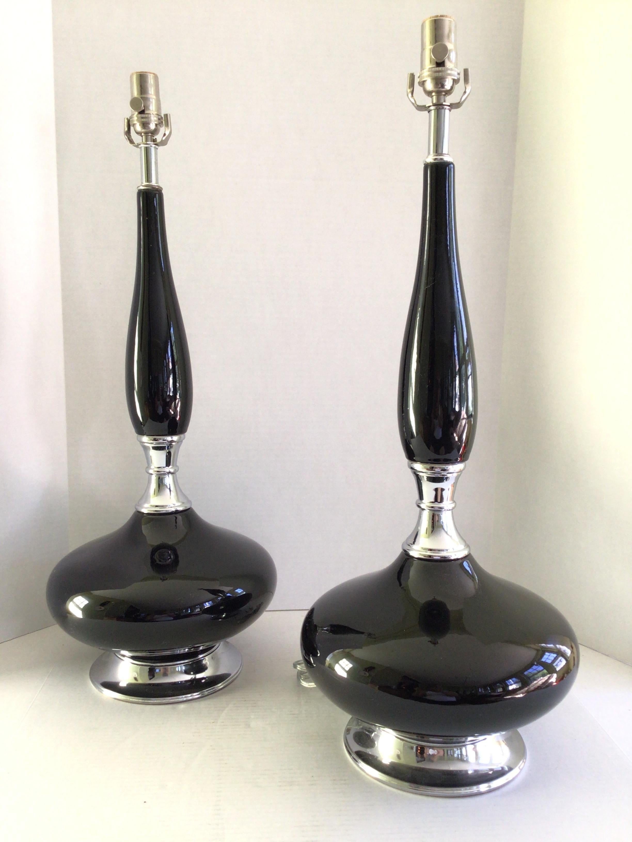 Coppia di lampade a bottiglia Genie degli anni '70 in nero e cromo in vendita 3