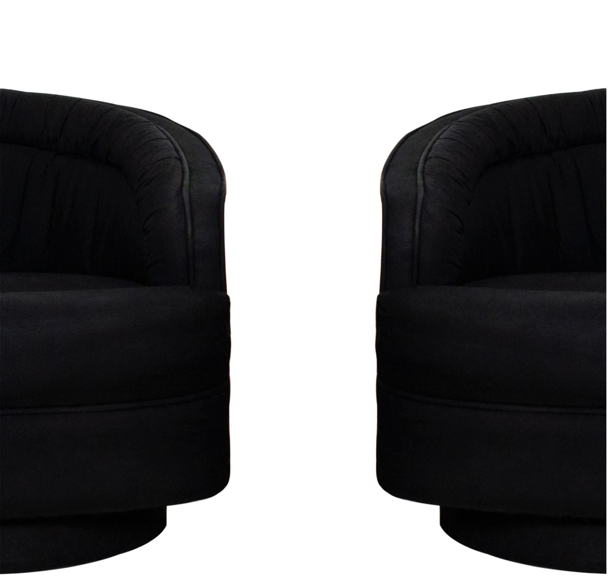 Mid-Century Modern Paire de chaises pivotantes noires des années 1970 dans le style de Milo Baughman en vente