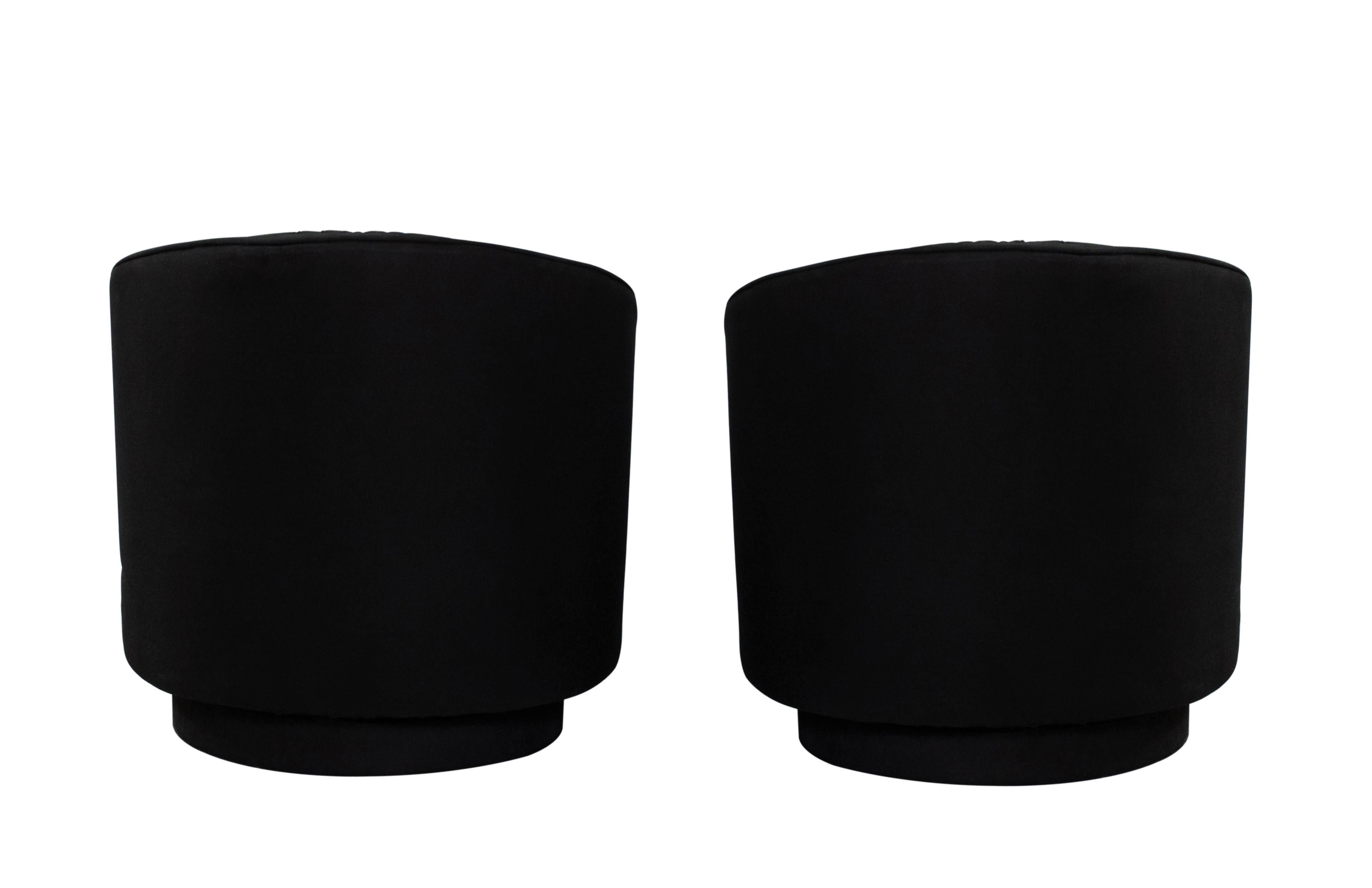 Zwei schwarze Drehstühle aus den 1970er Jahren im Stil von Milo Baughman (Ende des 20. Jahrhunderts) im Angebot