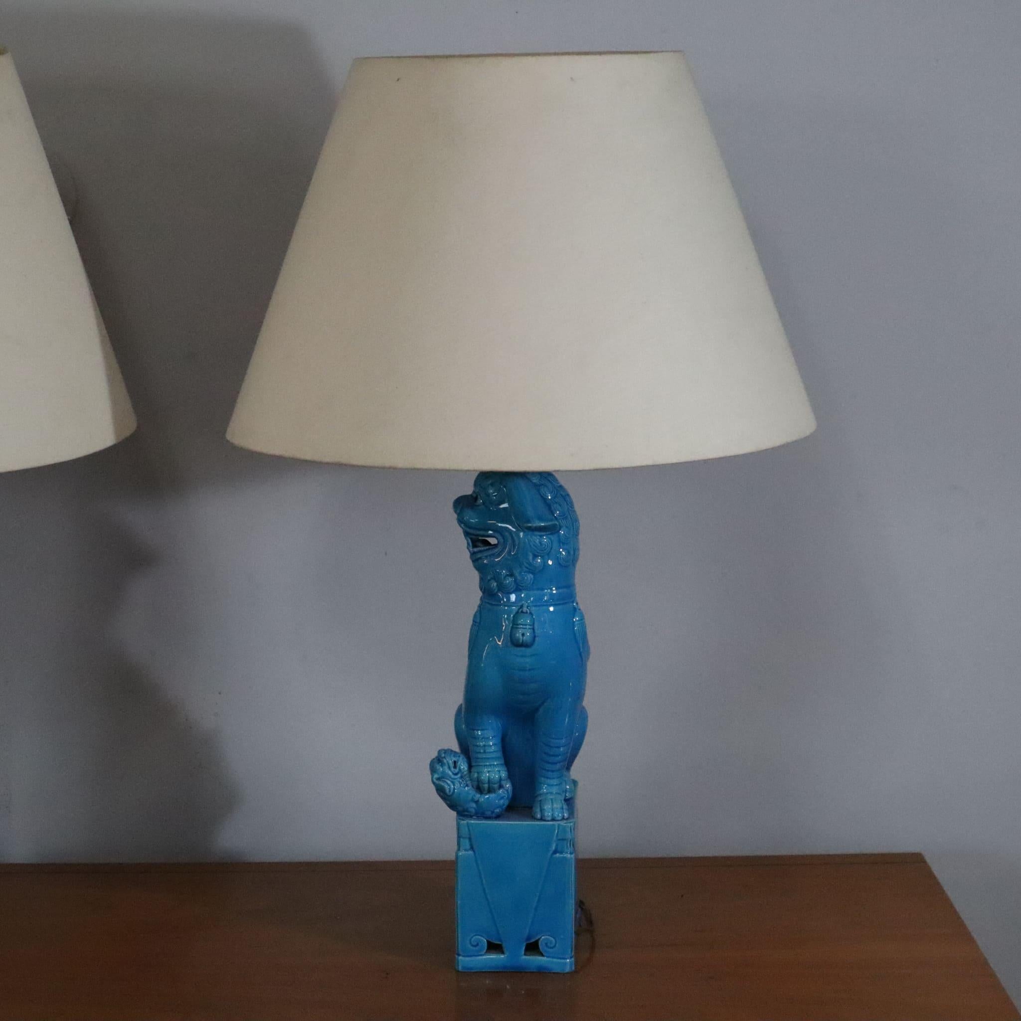 Pair of 1970s blue ceramic foo dog lamps vintage chinese For Sale 5