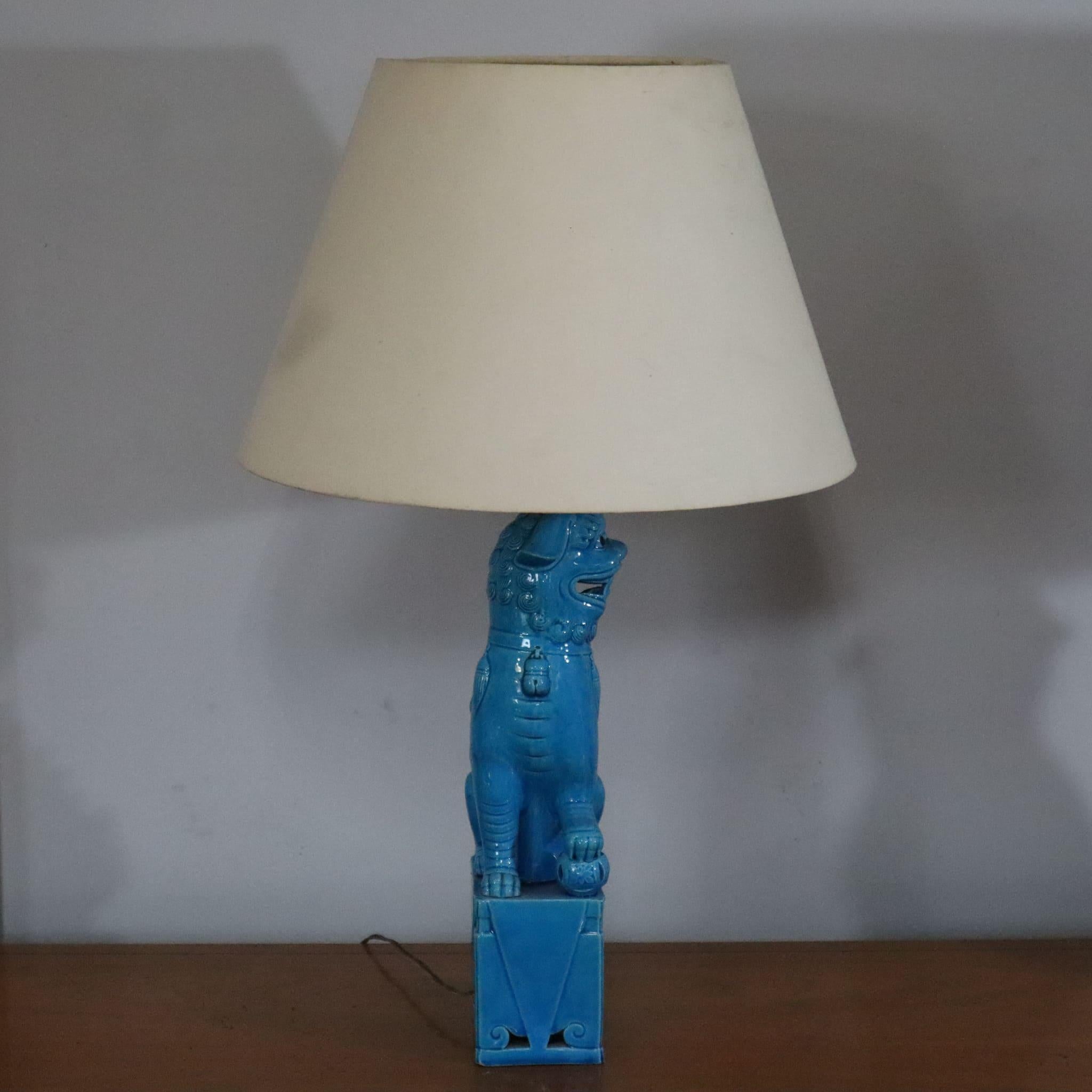 Chinoiserie Pair of 1970s blue ceramic foo dog lamps vintage chinese For Sale