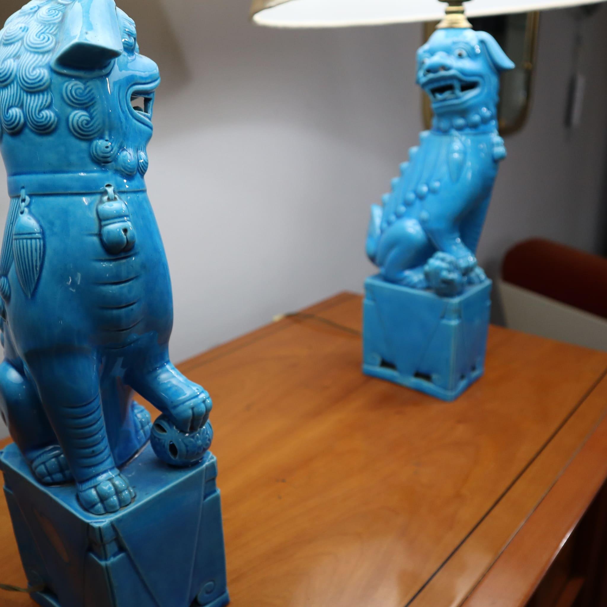 Italian Pair of 1970s blue ceramic foo dog lamps vintage chinese For Sale