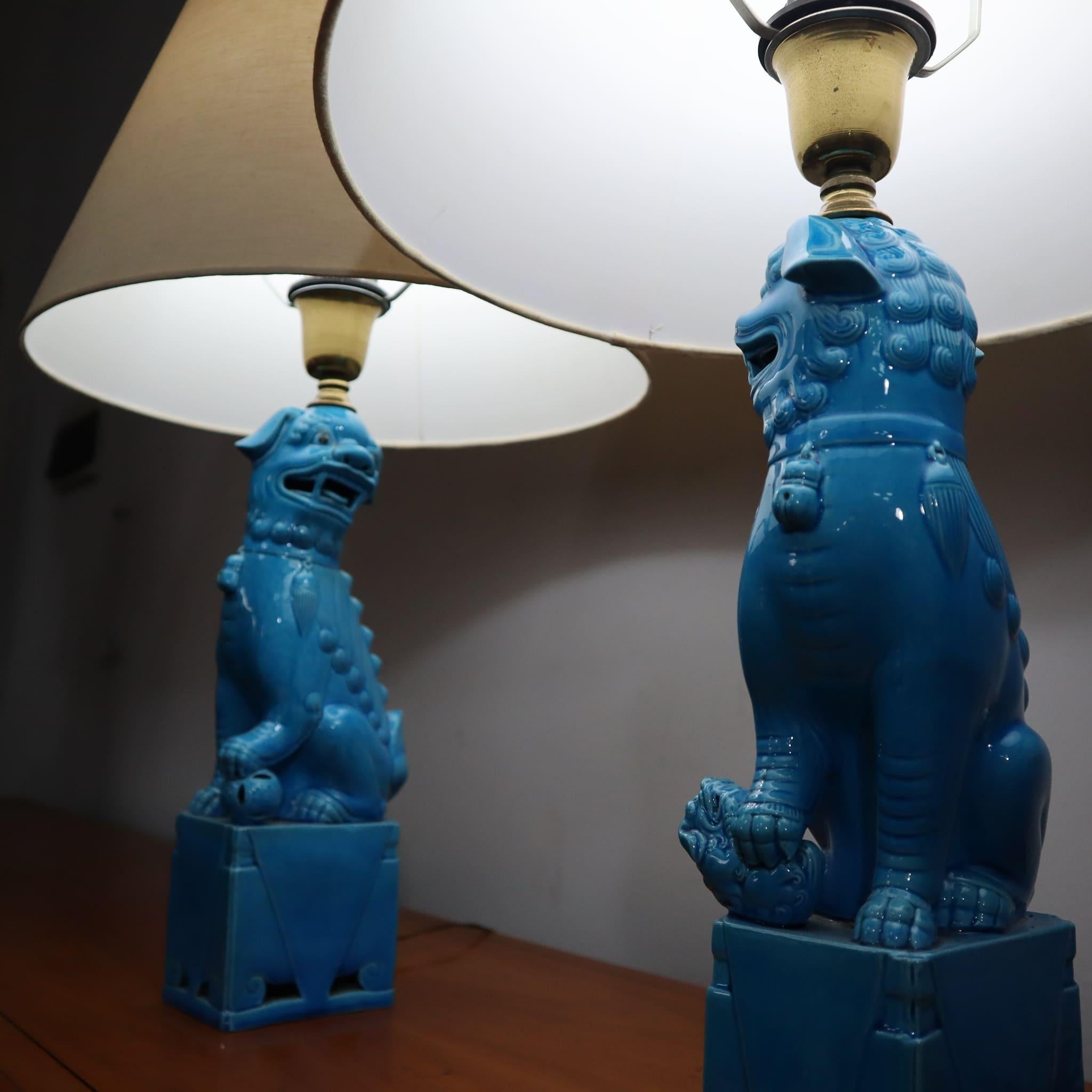 Ceramic Pair of 1970s blue ceramic foo dog lamps vintage chinese For Sale