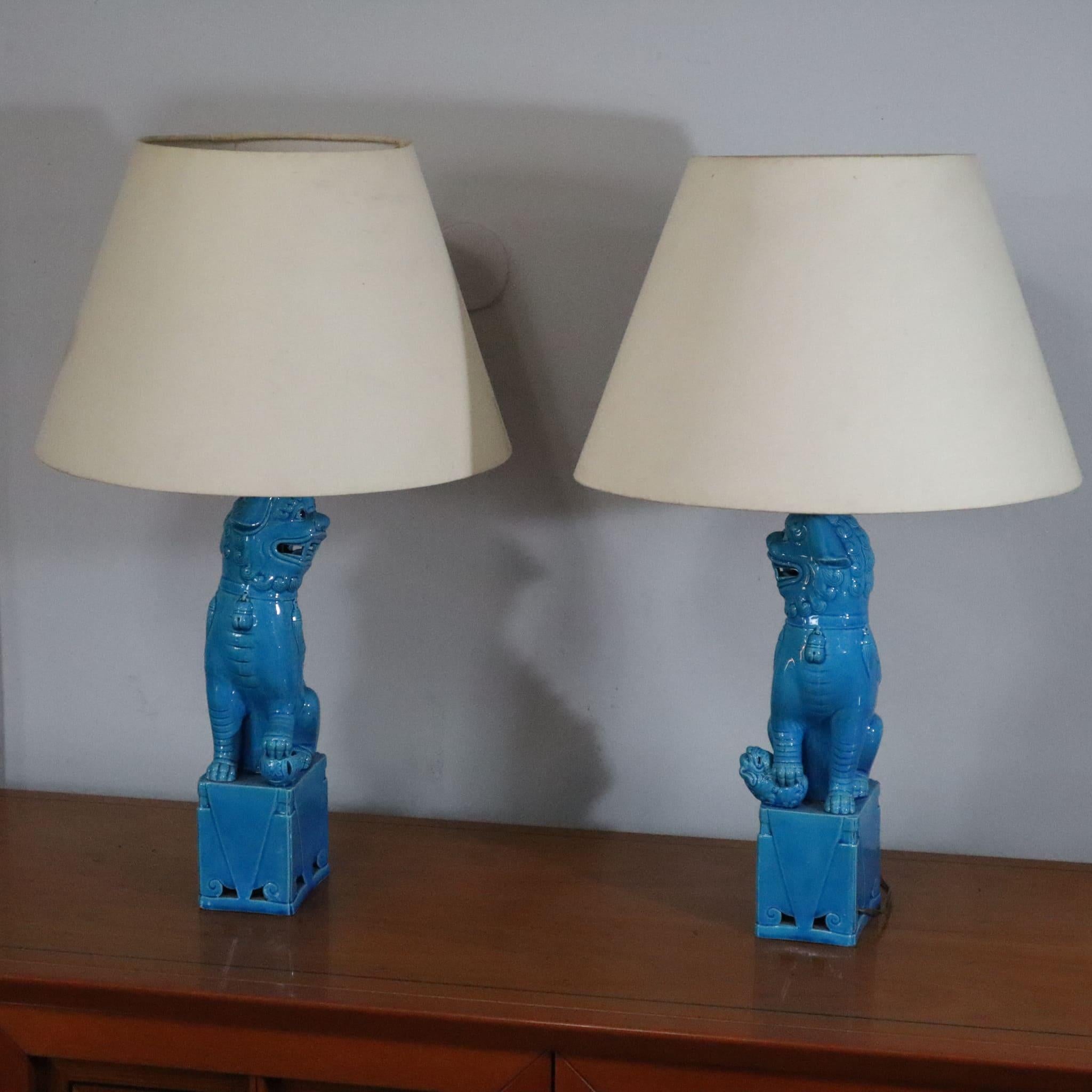 Pair of 1970s blue ceramic foo dog lamps vintage chinese For Sale 1