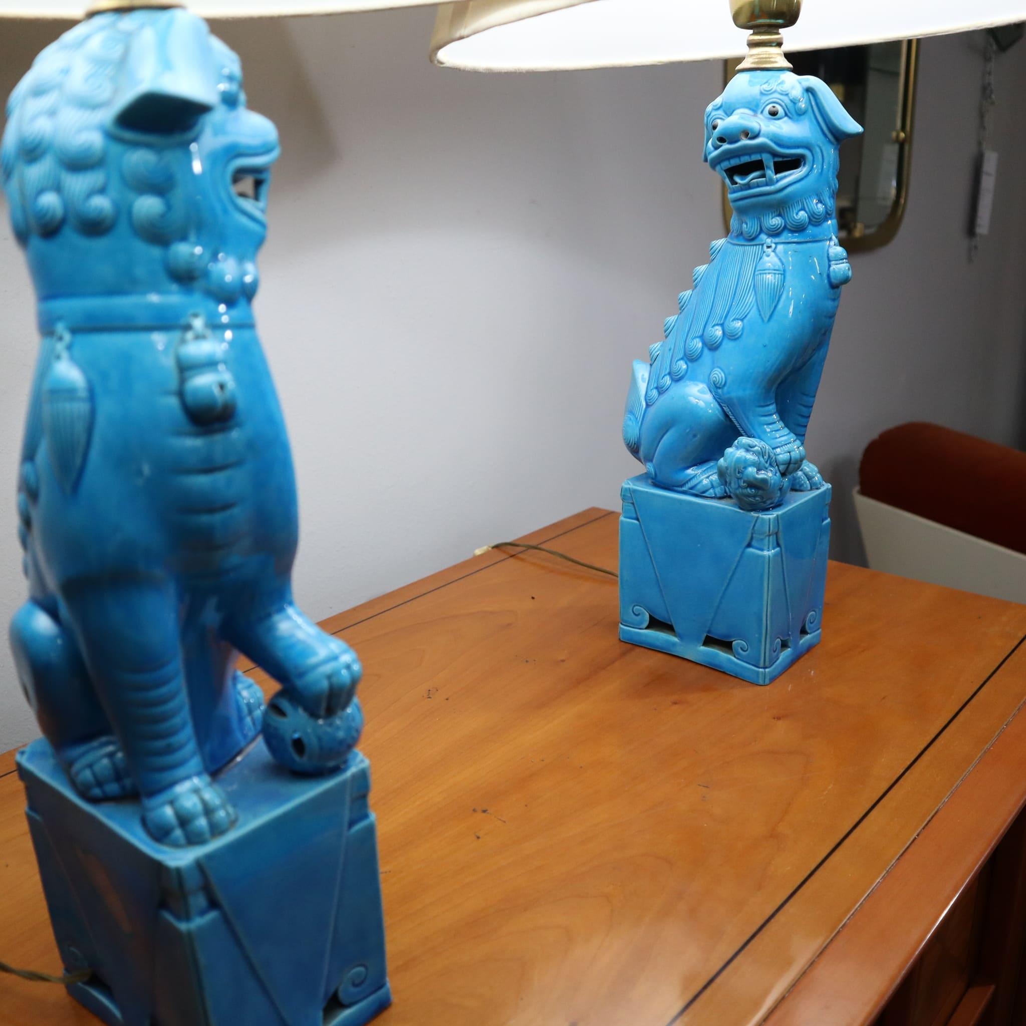 Pair of 1970s blue ceramic foo dog lamps vintage chinese For Sale 2