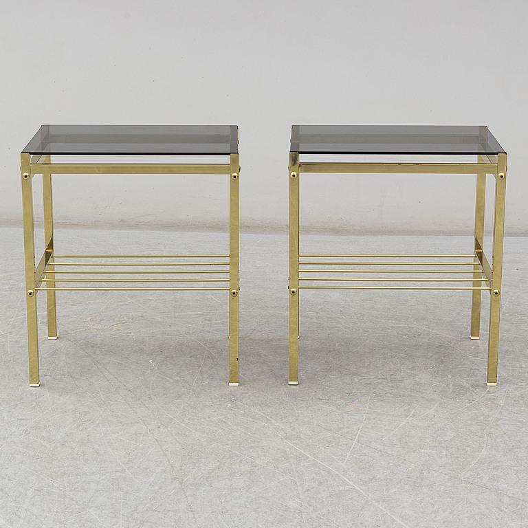Paire de tables de chevet / tables d'appoint / tables de nuit en laiton avec plateaux en verre fumé d'origine, datant des années 1970.