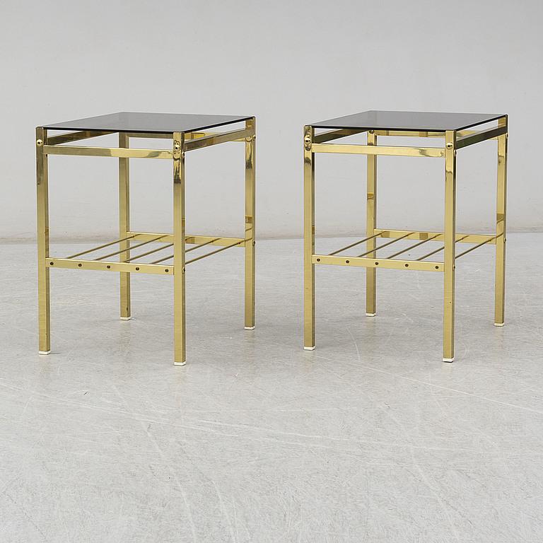Paire de tables d'appoint en laiton et verre fumé des années 1970 Bon état - En vente à New York, NY