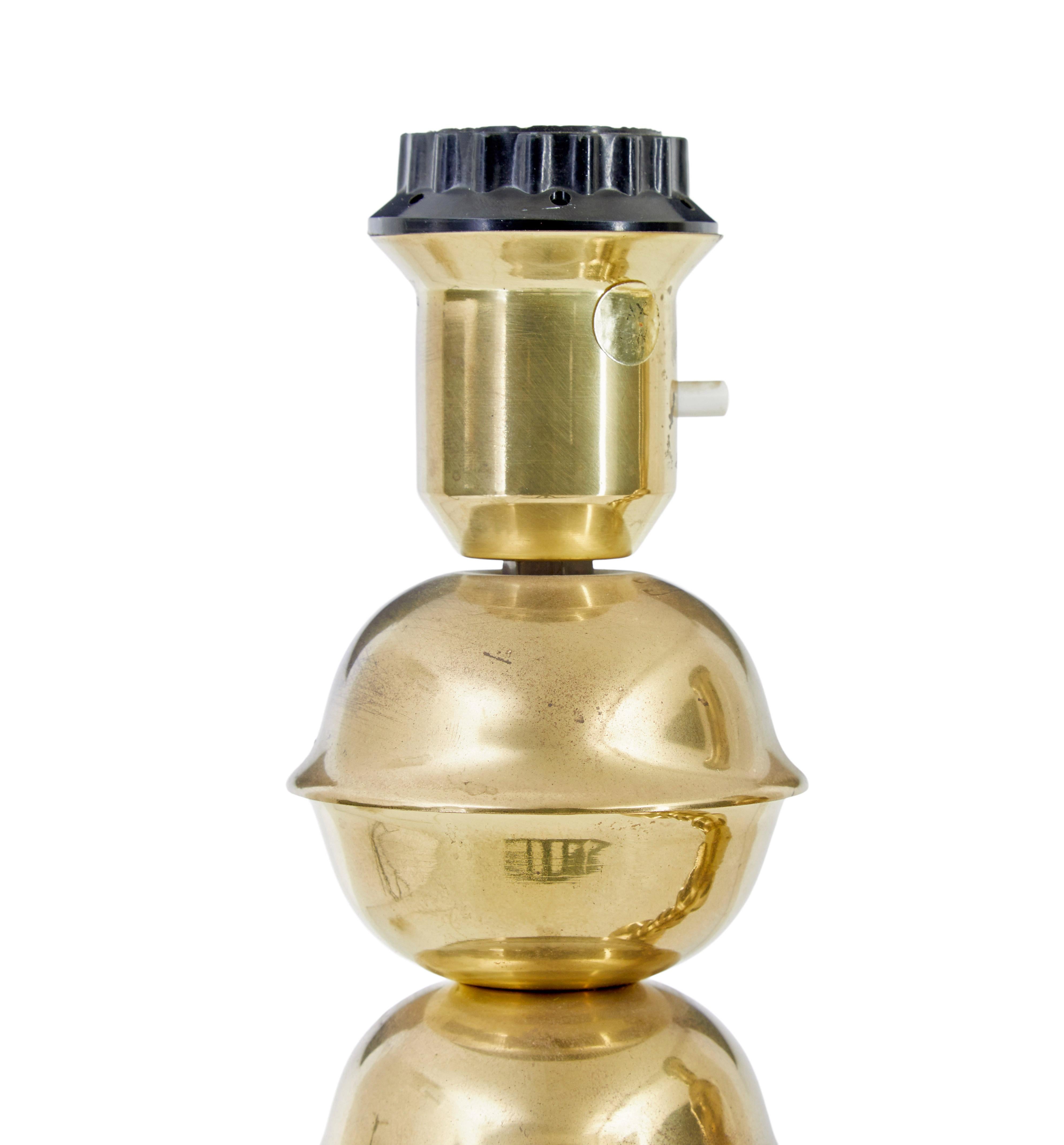 Paire de lampes de table en laiton des années 1970 par kosta elamatur circa 1970.

Paire de lampes opulentes de bonne qualité en laiton, en forme de colonne de cloches en forme de coupe, reposant sur une base circulaire.

Usure attendue et marques