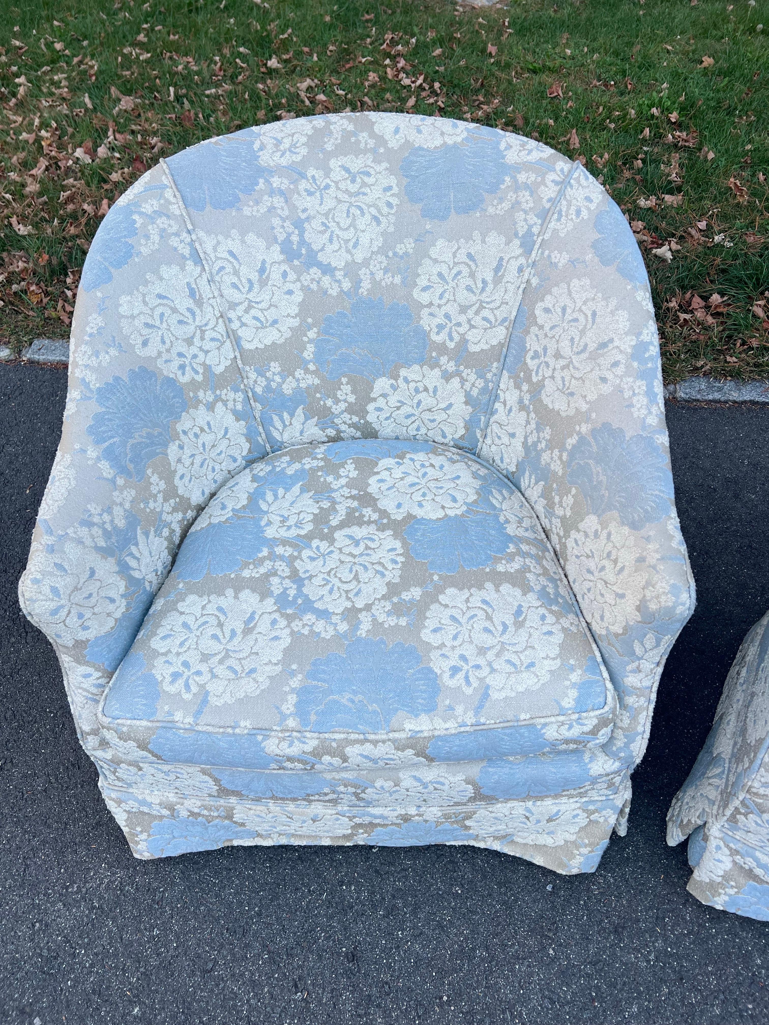 Paire de fauteuils club en brocart des années 1970 en vente 7