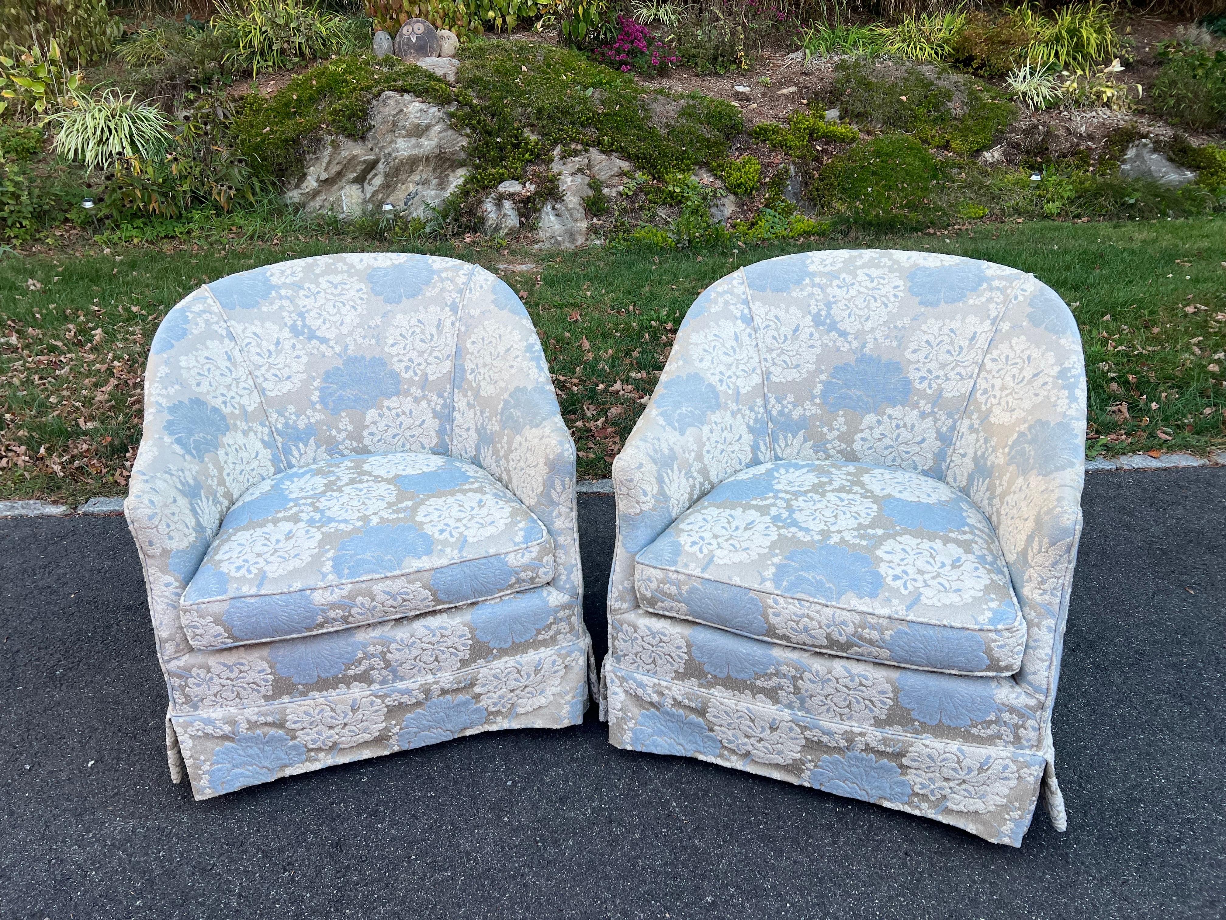 Paire de fauteuils club en brocart des années 1970 . Bleu pastel, blanc et crème. Elegant et stylé pour tout boudoir ou salon. Ces chaises élégantes rappellent le design de Dorothy Drapers.