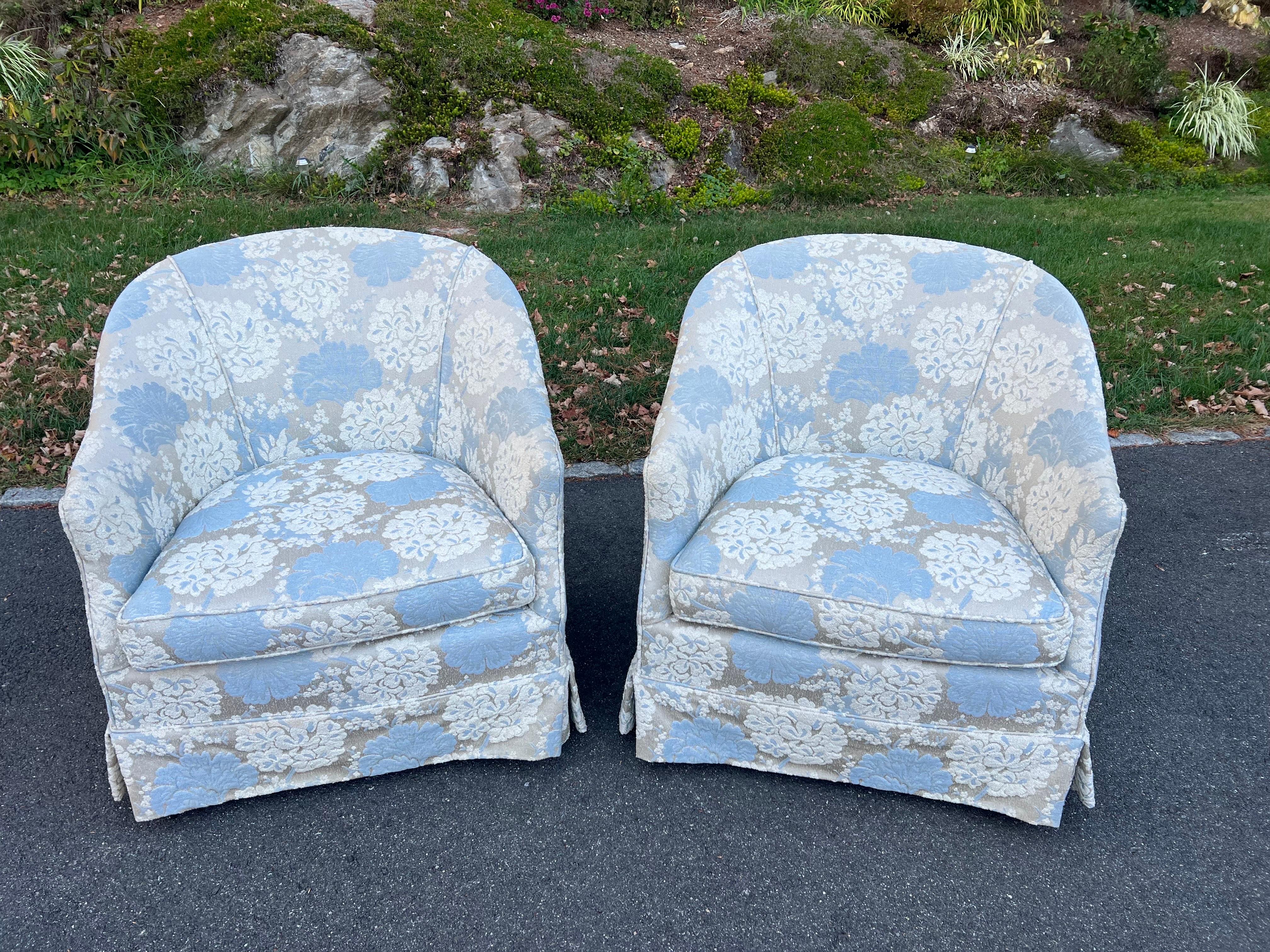 Hollywood Regency Paire de fauteuils club en brocart des années 1970 en vente