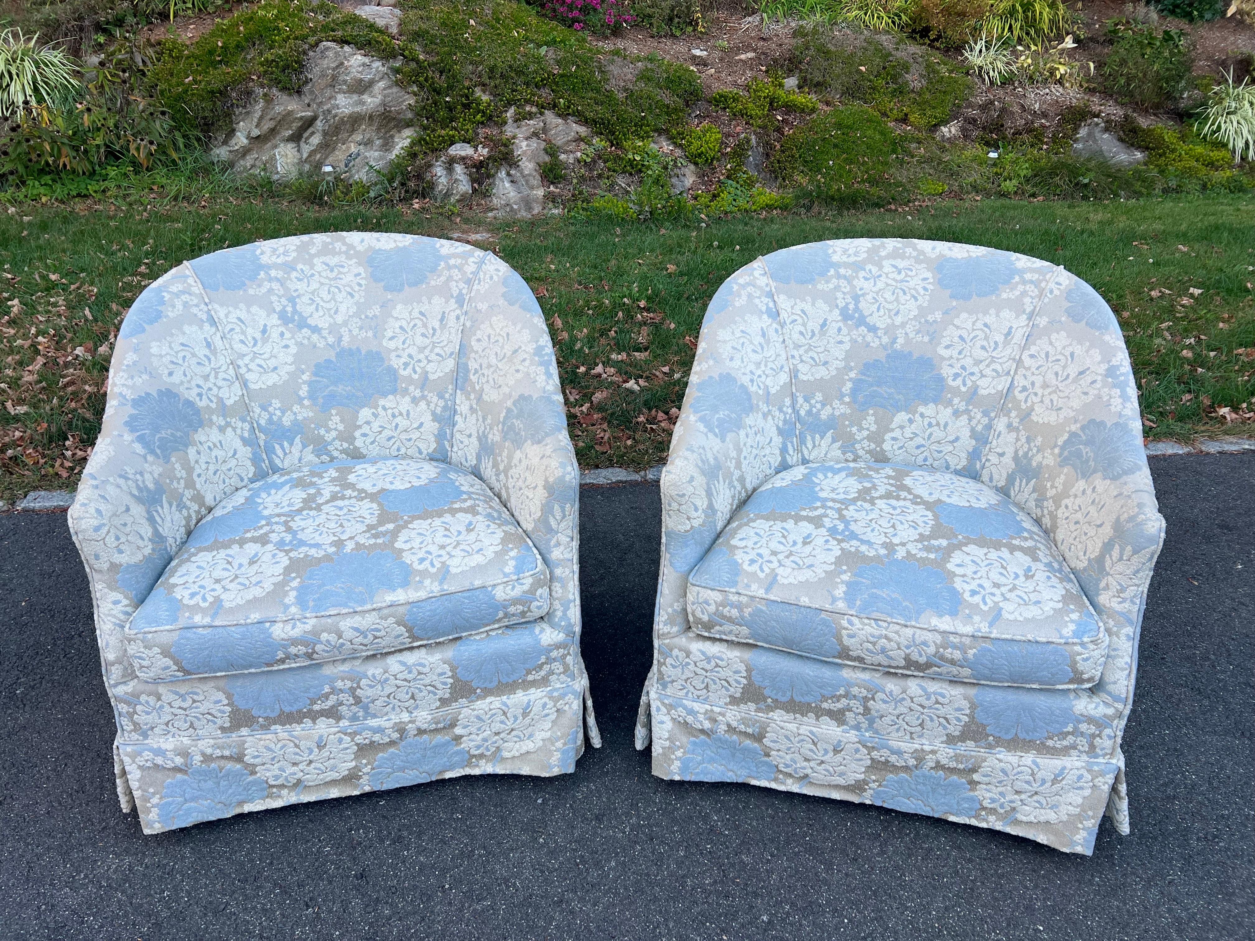 Paire de fauteuils club en brocart des années 1970 Bon état - En vente à Redding, CT