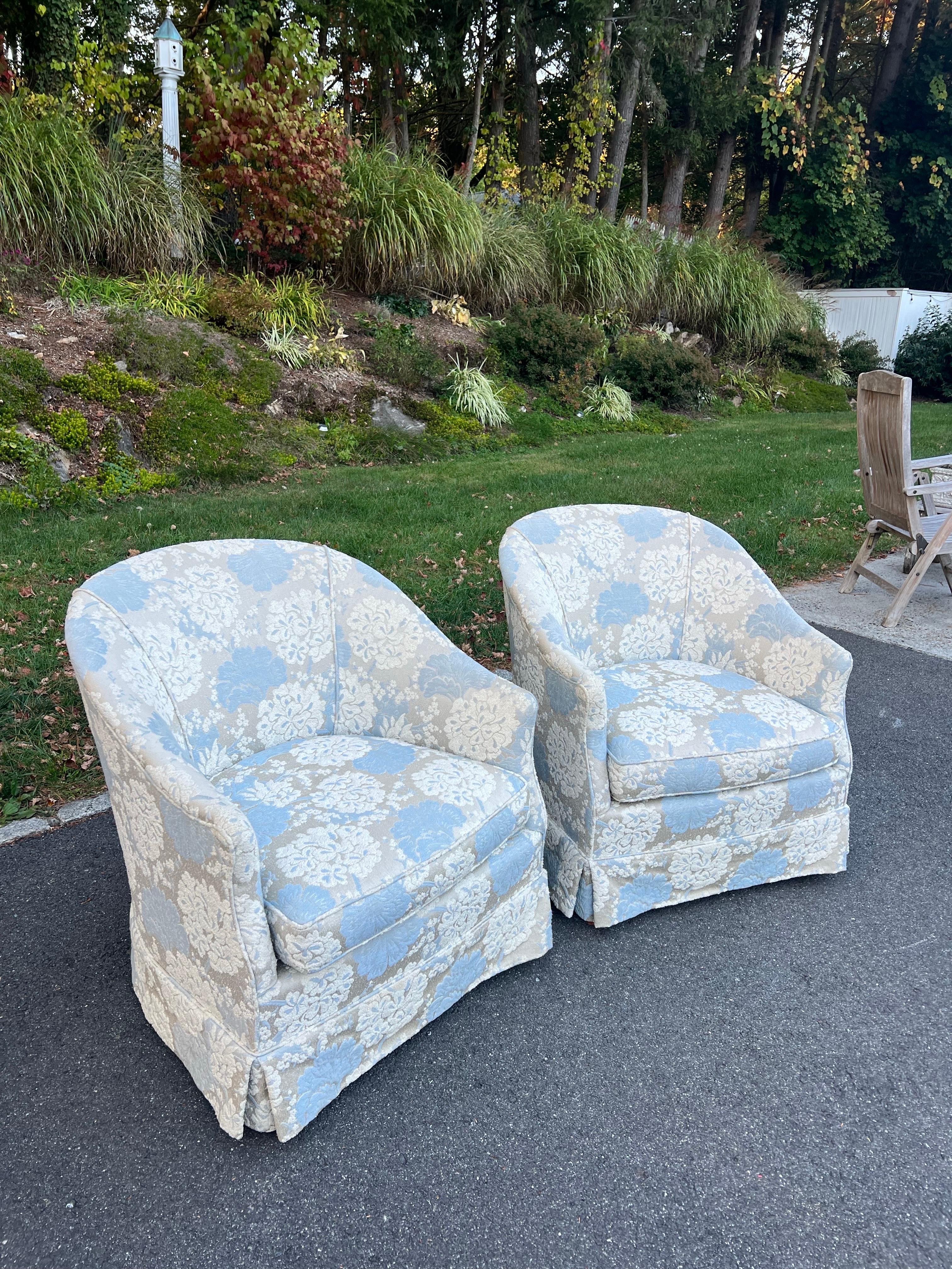 Paire de fauteuils club en brocart des années 1970 en vente 2