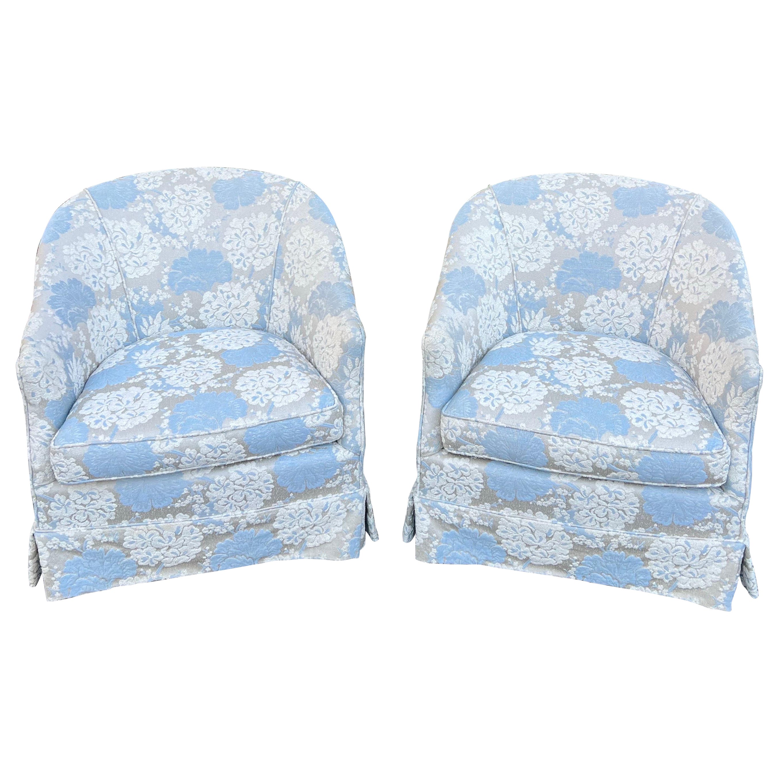 Paire de fauteuils club en brocart des années 1970 en vente