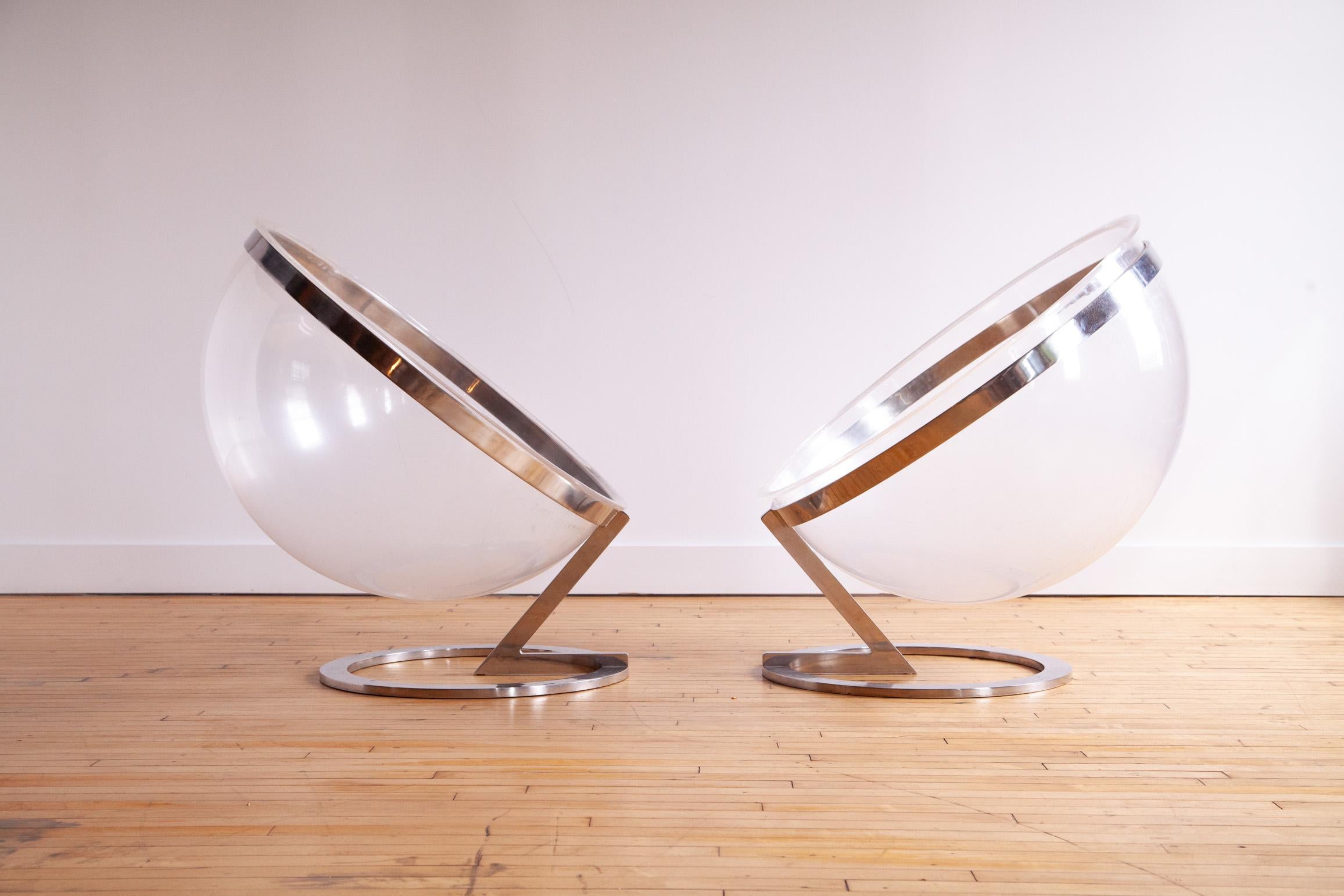 Chaises à bulles vintage de l'ère spatiale absolument incroyables en provenance de France.

Extrêmement inhabituel et magnifiquement réalisé.

La sphère d'assise amovible en acrylique ou en plastique lourd est située sur un cadre en acier inoxydable